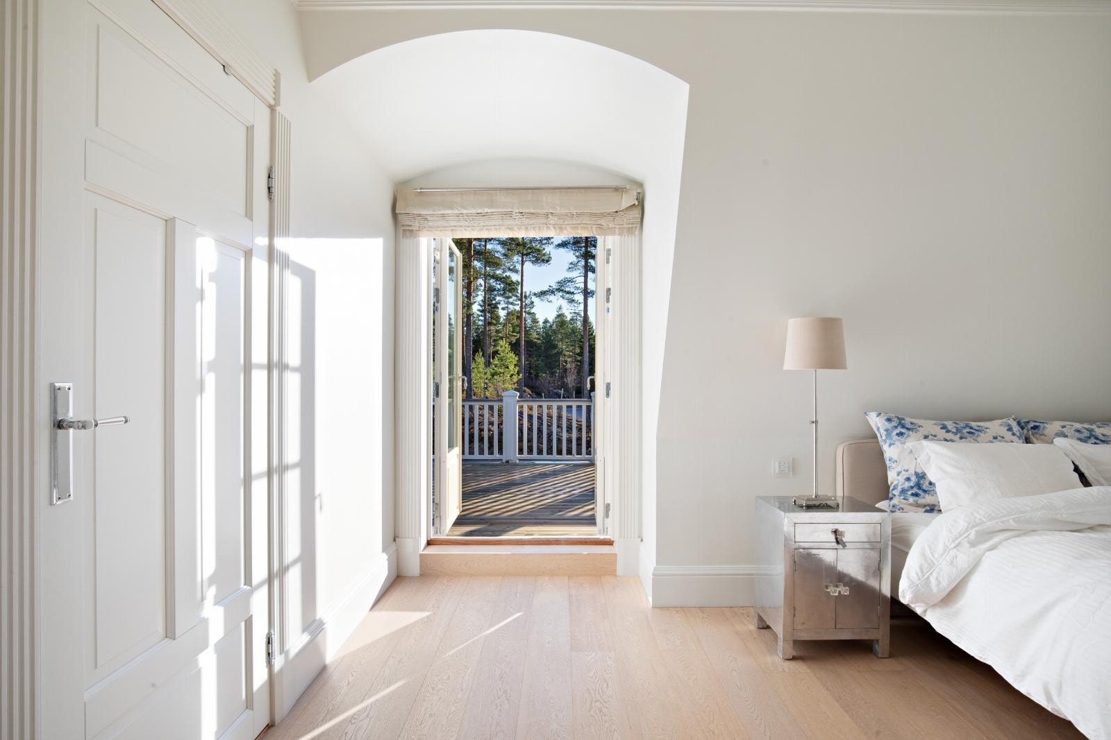 Hovedsoverommet har godt med naturlig lys fra glassdøren ut til altanen og vindusflatene. Galleribilde