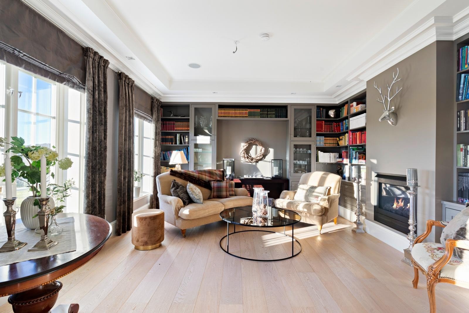 Bibliotekets vegger er holdt i en behagelig nyanse som bidrar til å gi rommet en intim og koselig følelse. Galleribilde