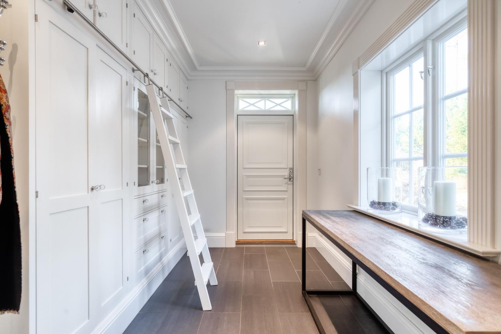 I groventréen er det rikelig med plass for oppbevaring av yttertøy og plassering av sko. Galleribilde