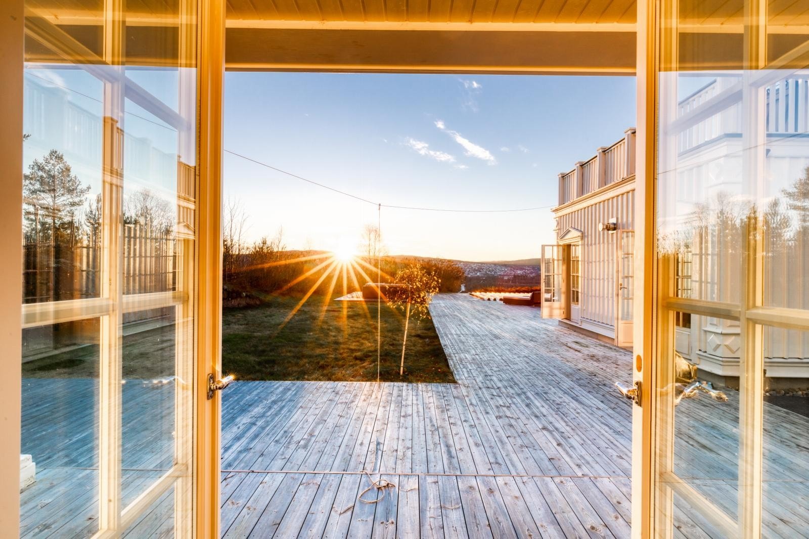 Fra kontoret/gjestehuset er det direkte utgang til eiendommens flotte og solrike uteplasser. Galleribilde