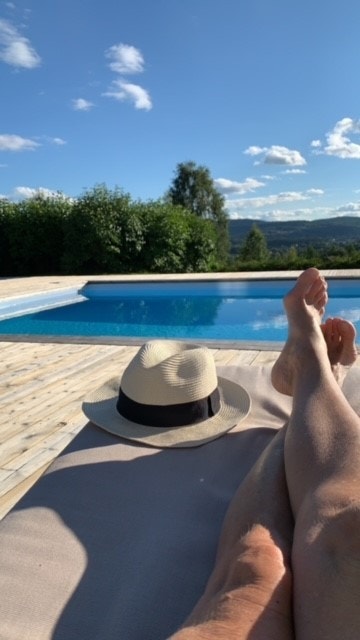 Her kan late sommerdager nytes ved bassenget. (Selgers private bilde) Galleribilde