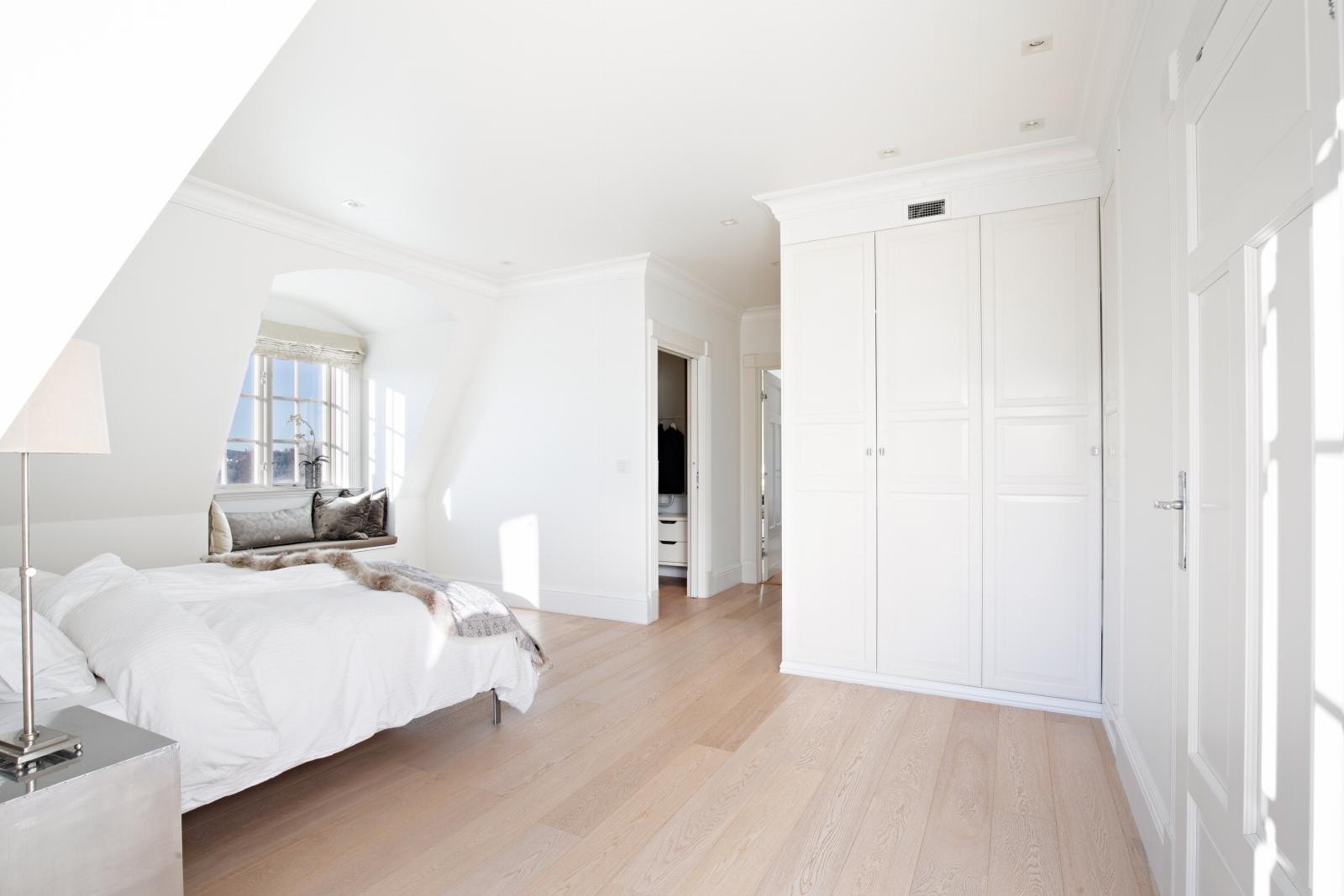 Hovedsoverommet har god plass til en dobbeltseng, nattbord, tilhørende garderobeskap og ytterligere møblement etter eget ønske. Galleribilde