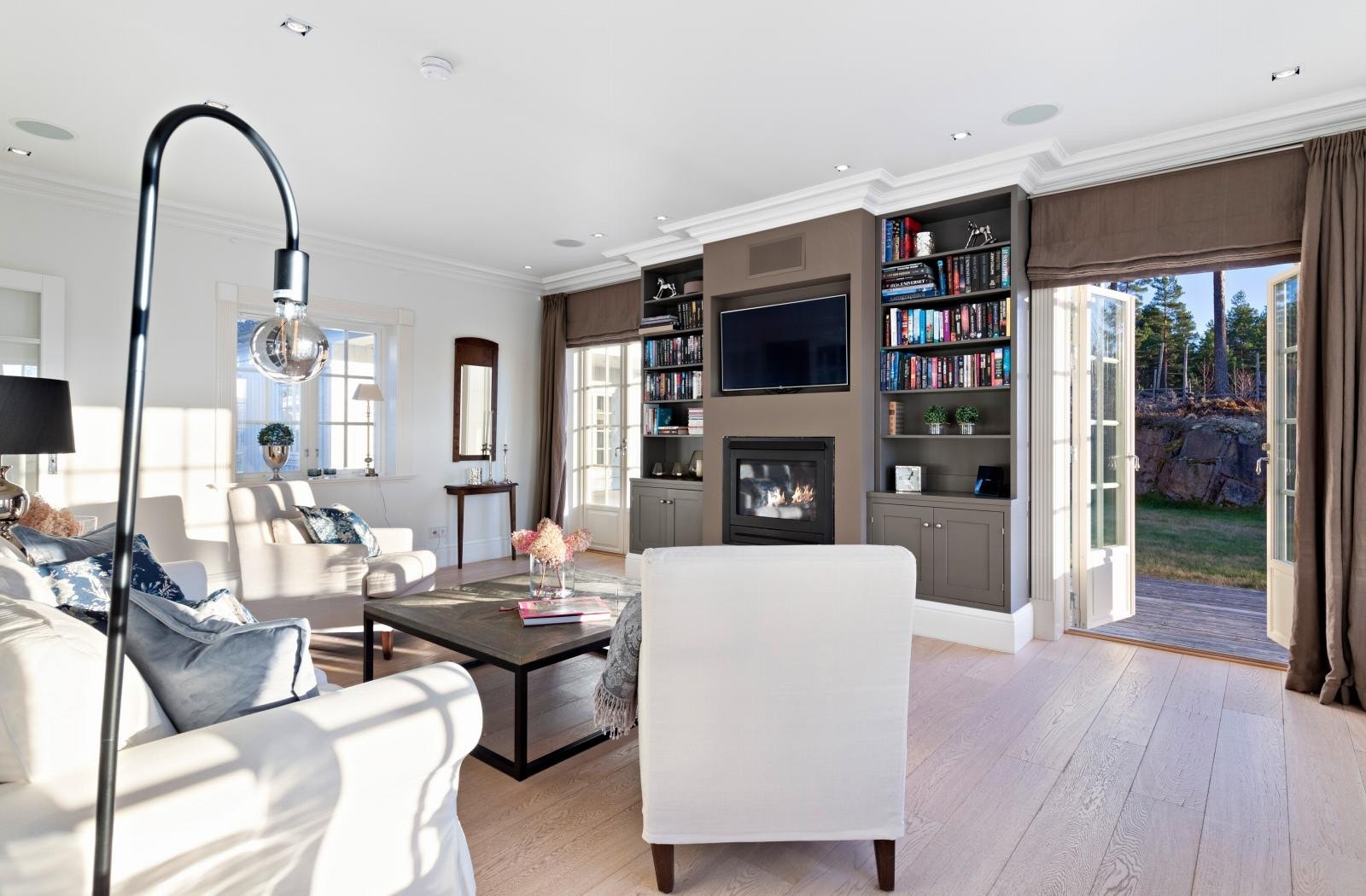 Eiendommens fine uteområder blir en herlig forlengelse av TV-stuen på sommerstid. Galleribilde