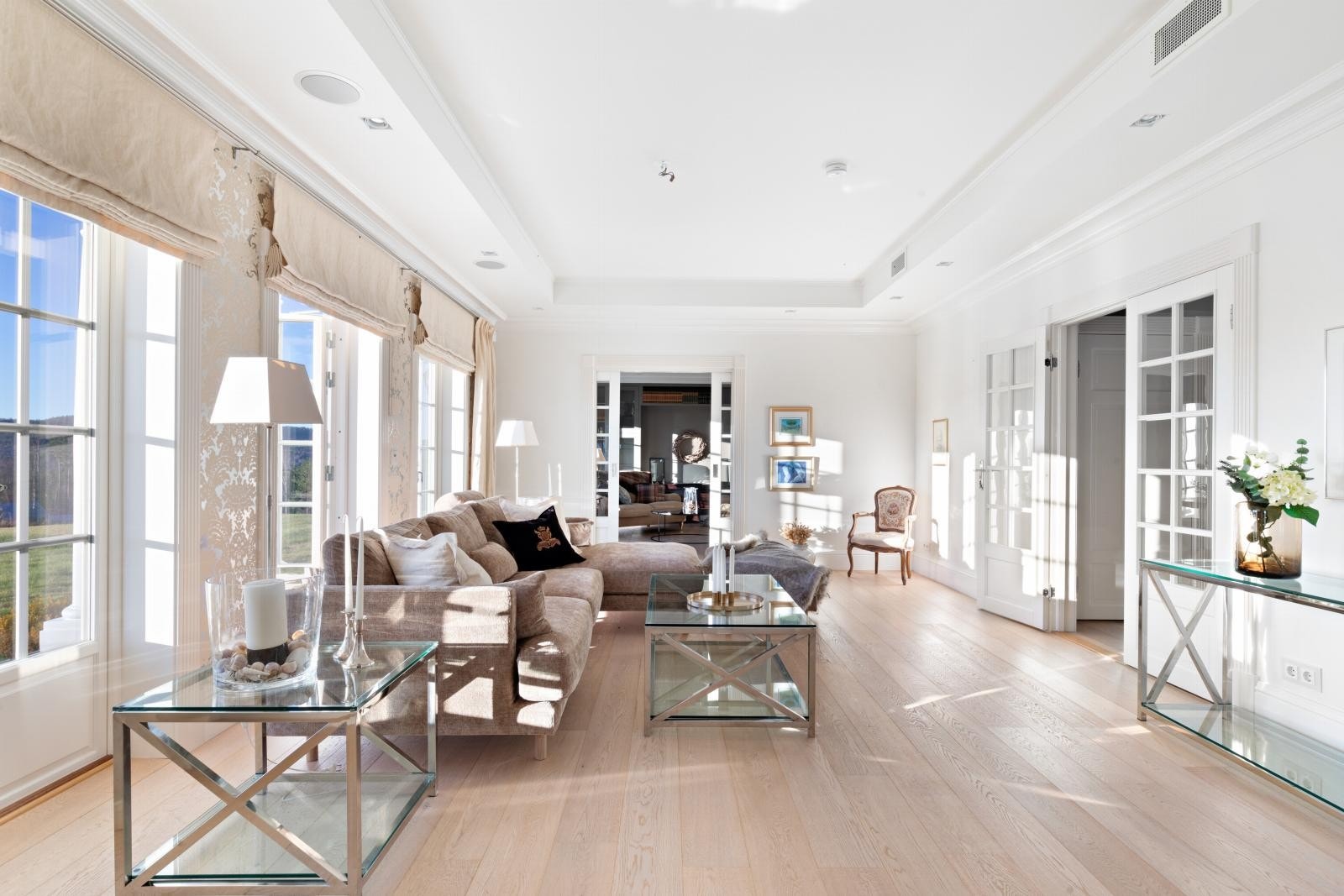 Salongen er luftig med hele 3 stk. tofløyet glassdører som ivaretar godt utsyn og flotte innvendige lysforhold. Galleribilde