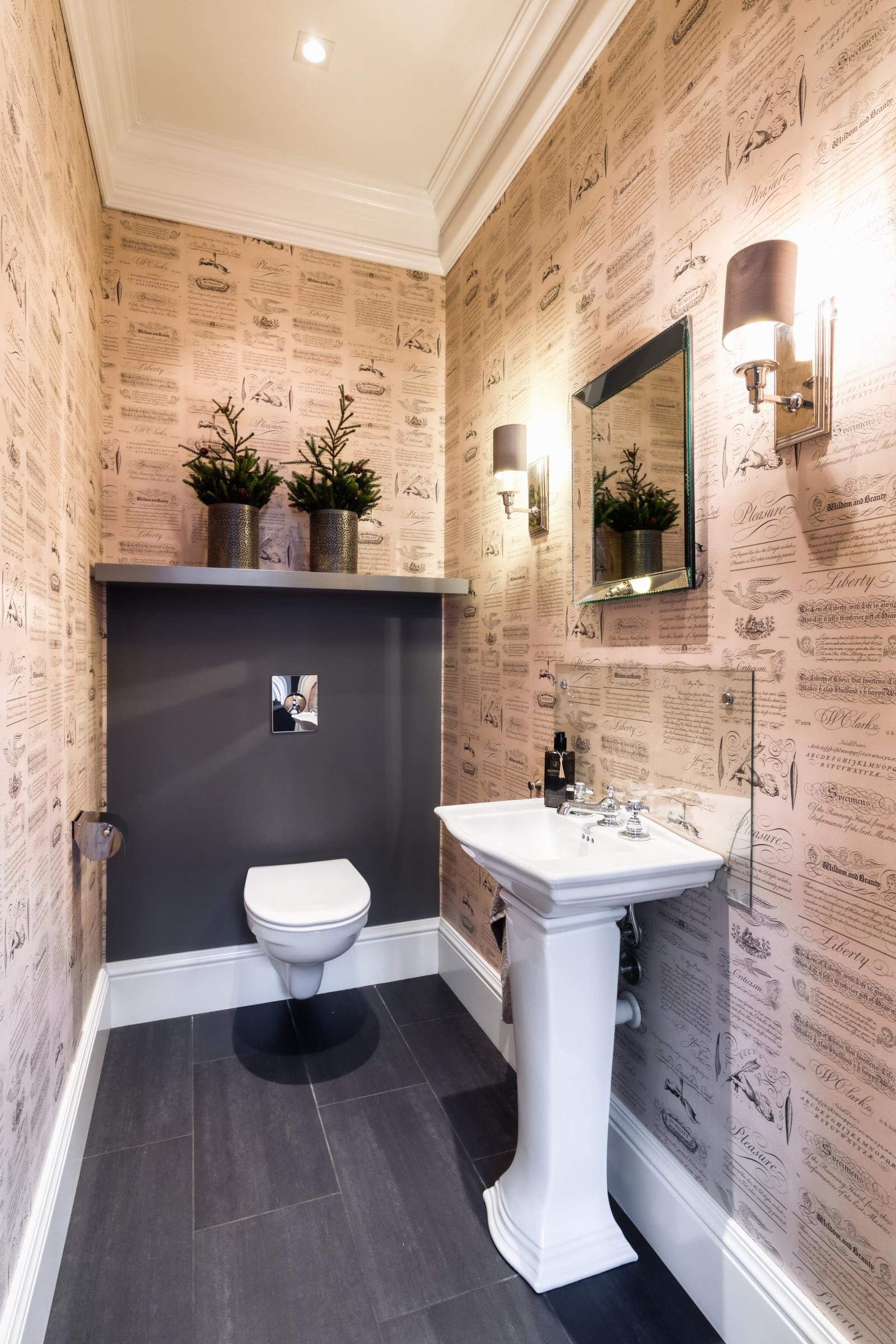 Gjestetoalettet i tilknytning til hallen har tapetserte vegger og flislagt gulv. Galleribilde