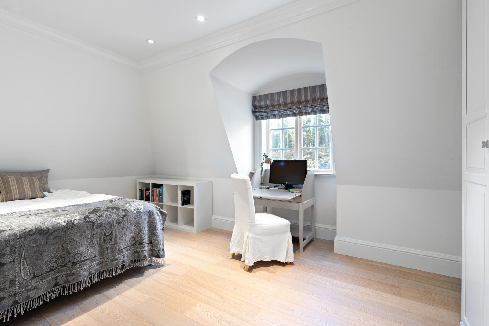 Soverom 2 har meget god plass til en dobbeltseng og nattbord. Det er her satt opp plassbygde garderobeskap. Galleribilde