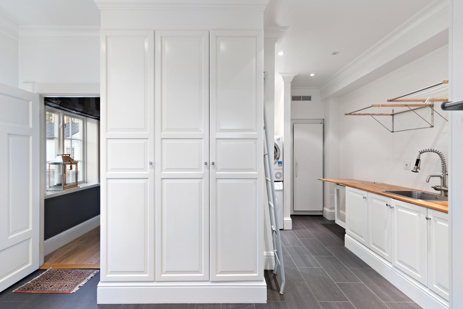 Vaskerommet er innredet med en flott benkeinnredning og høyskap, egen dusjløsning, opplegg for vaskemaskin og tørketrommel samt kjølerom. Galleribilde