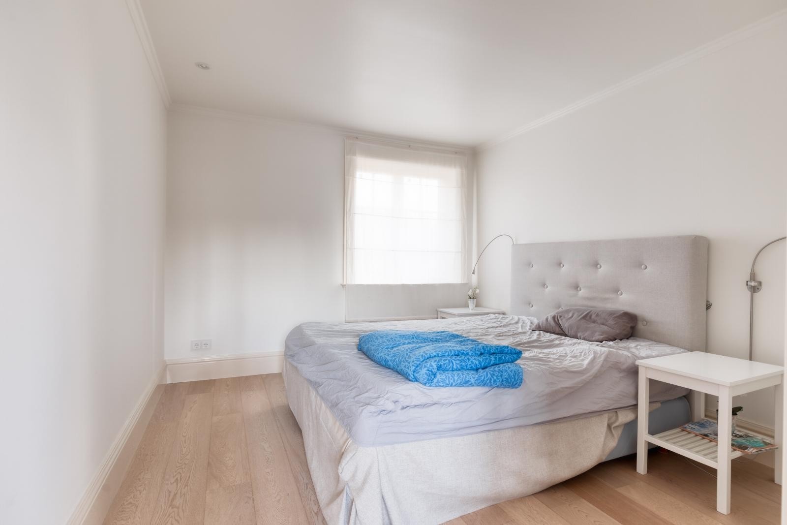 Gjestehusets soverom er av den romslige sort med god plass til ønsket soveromsmøblement. Galleribilde