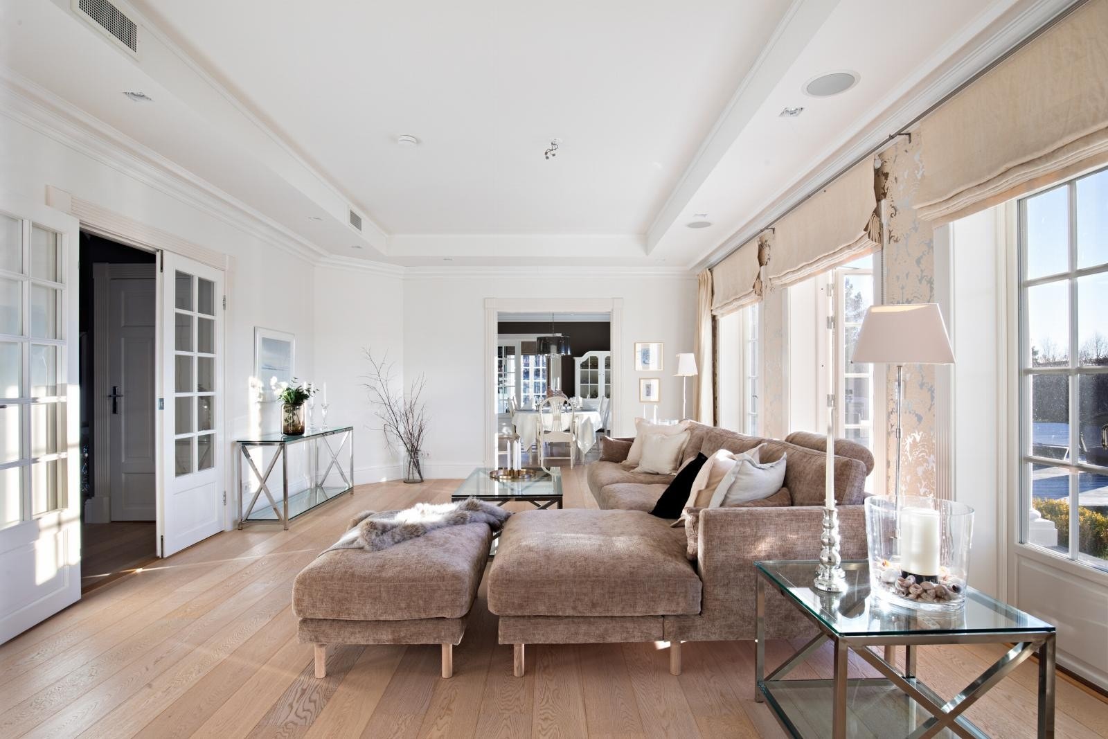 Alle oppholdsrom i hovedhuset har integrerte høyttalere med Sonos lydanlegg. Galleribilde