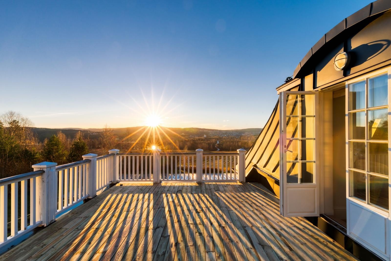 Med utgang fra hovedsoverommet får du adkomst til en flott altan med god plass til sittemøblement. Galleribilde