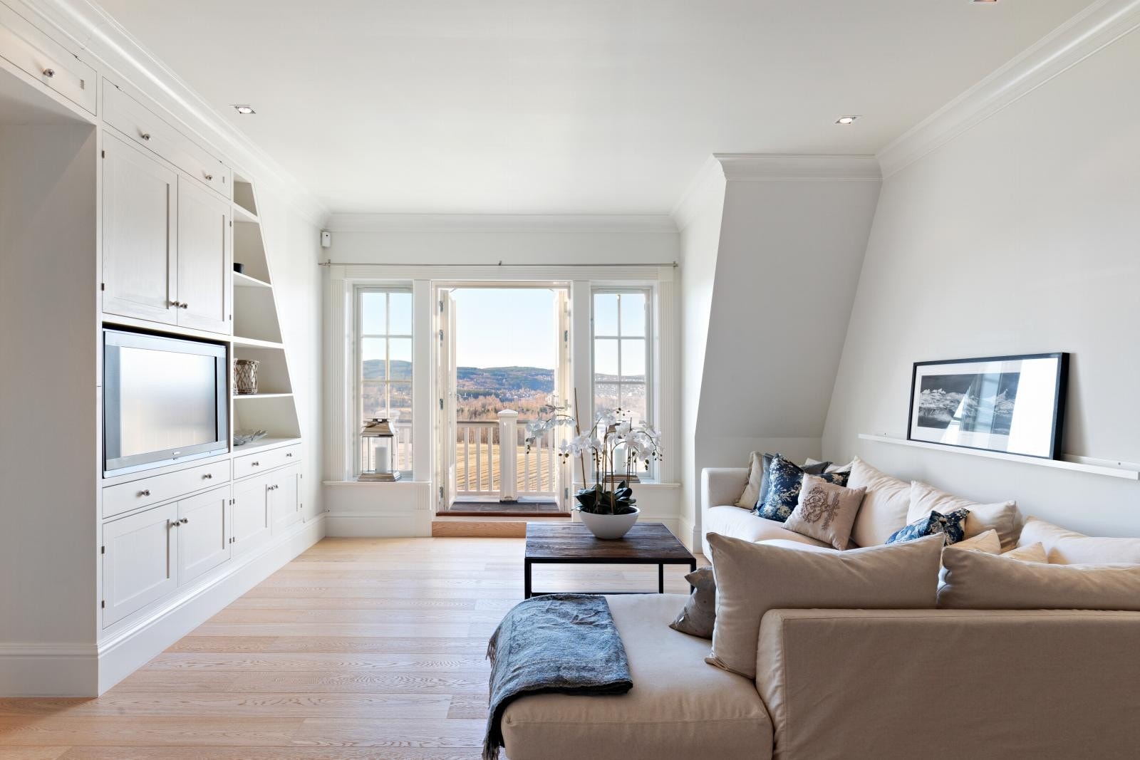 Her får du utgang til en balkong med fantastiske solforhold og en praktfull utsikt. Galleribilde