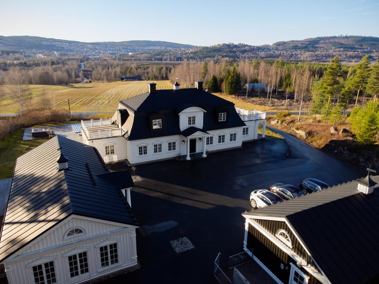 Eiendommen ligger i et svært hyggelig nabolag med et flott og elegant inntrykk med sine store grøntområder, godt naboskap og en luftig utsikt. Galleribilde
