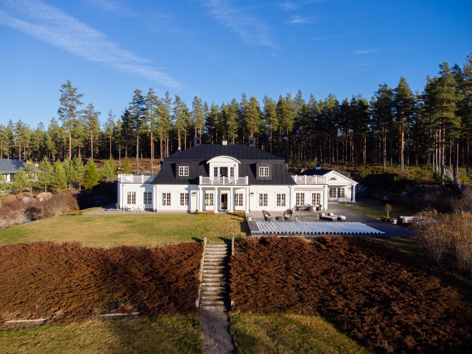 Herskapelig og storslått eiendom fra eksklusive Gripsholmshus m/solrik tomt på ca. 5 mål, gjestehus, svømmebasseng, tennisbane & garasjehus. Galleribilde