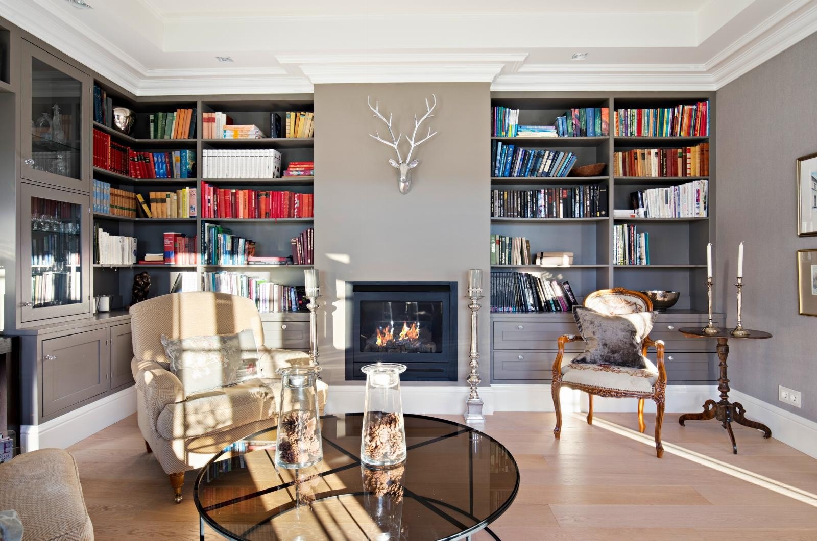 Biblioteket er delikat innredet med plassbygde bokhyller og en moderne gasspeis. Galleribilde