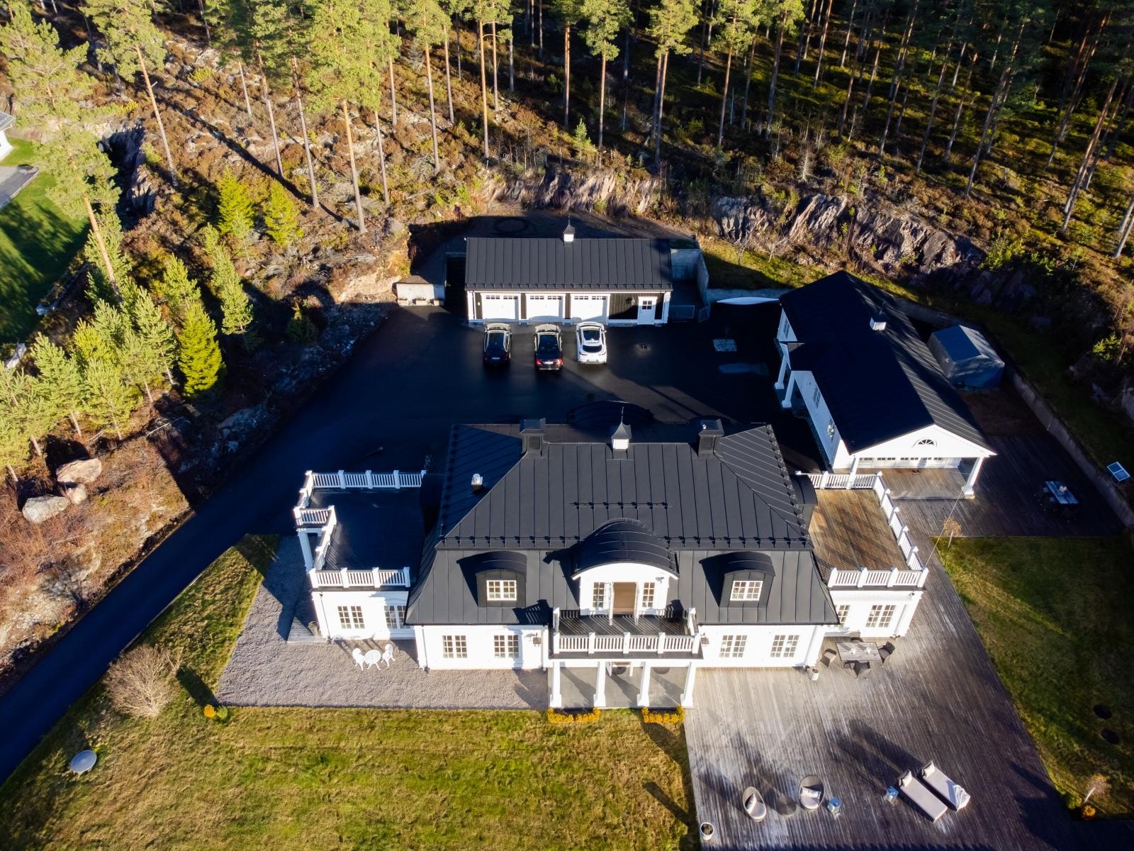 Med et totalt bruksareal på hele 504m² fordelt på et nydelig hovedhus, gjestehus og garasje, byr eiendommen på flere luksuriøse og lekre detaljer. Galleribilde