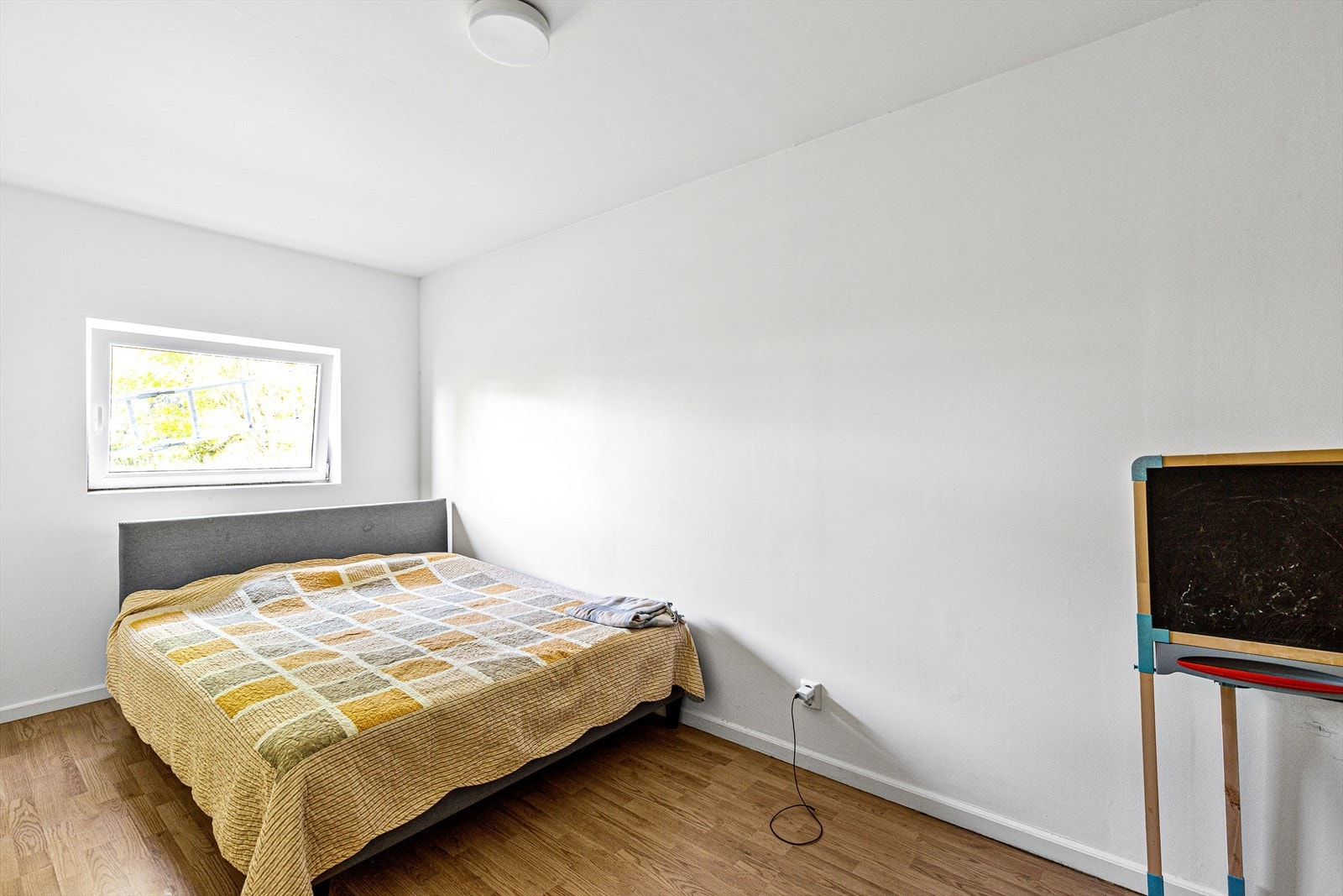 3 soverom totalt gjør dette til et ideelt boalternativ for familier eller grupper som søker privatliv og romslighet. Rikelig med plass til komfortable senger, oppbevaringsløsninger og personlig utstyr Galleribilde