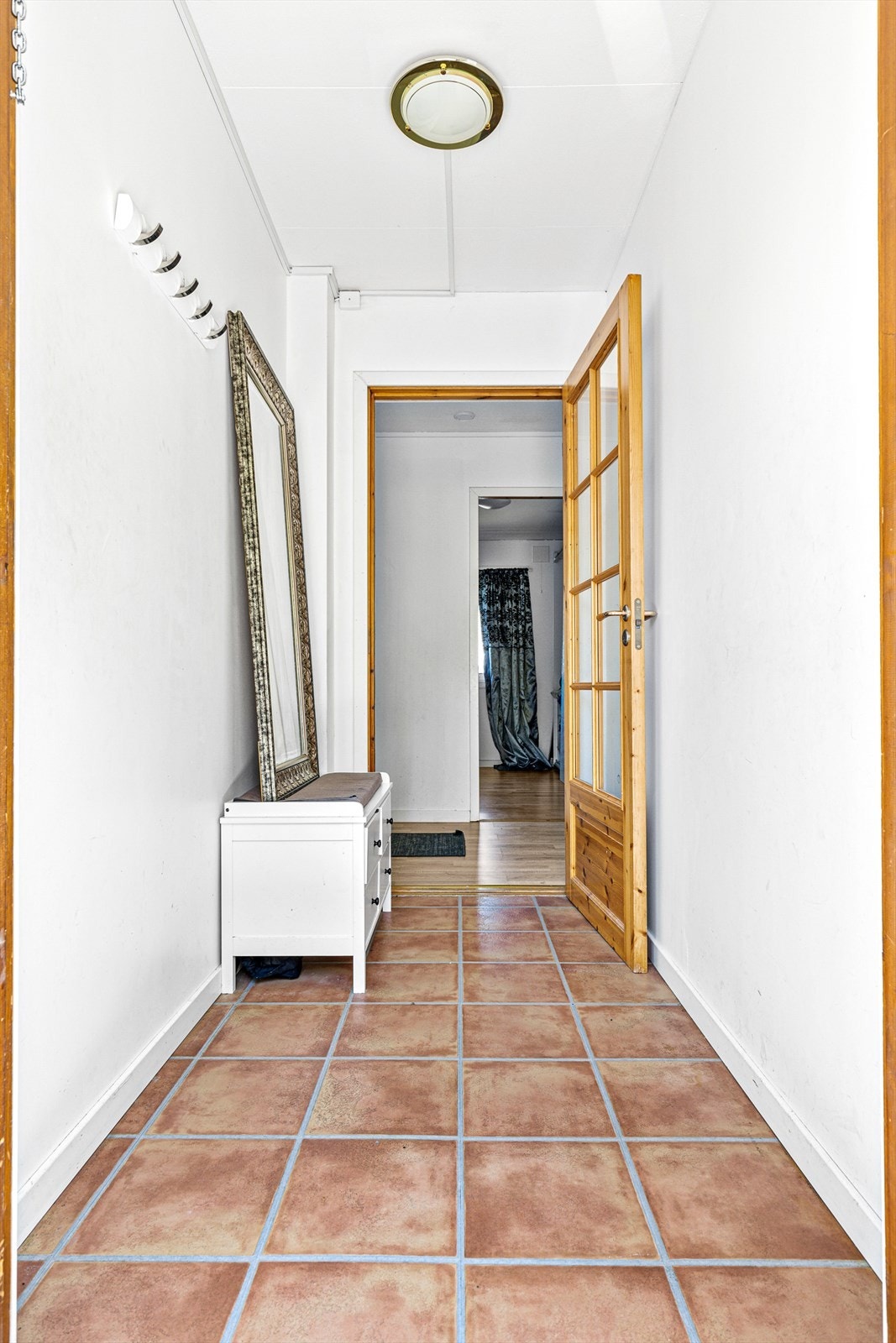 Du ønskes velkommen til denne romslige hovedetasjen via et vindfang med flislagt gulv og mulighet for å henge fra seg klær, samt sette fra seg sko Galleribilde