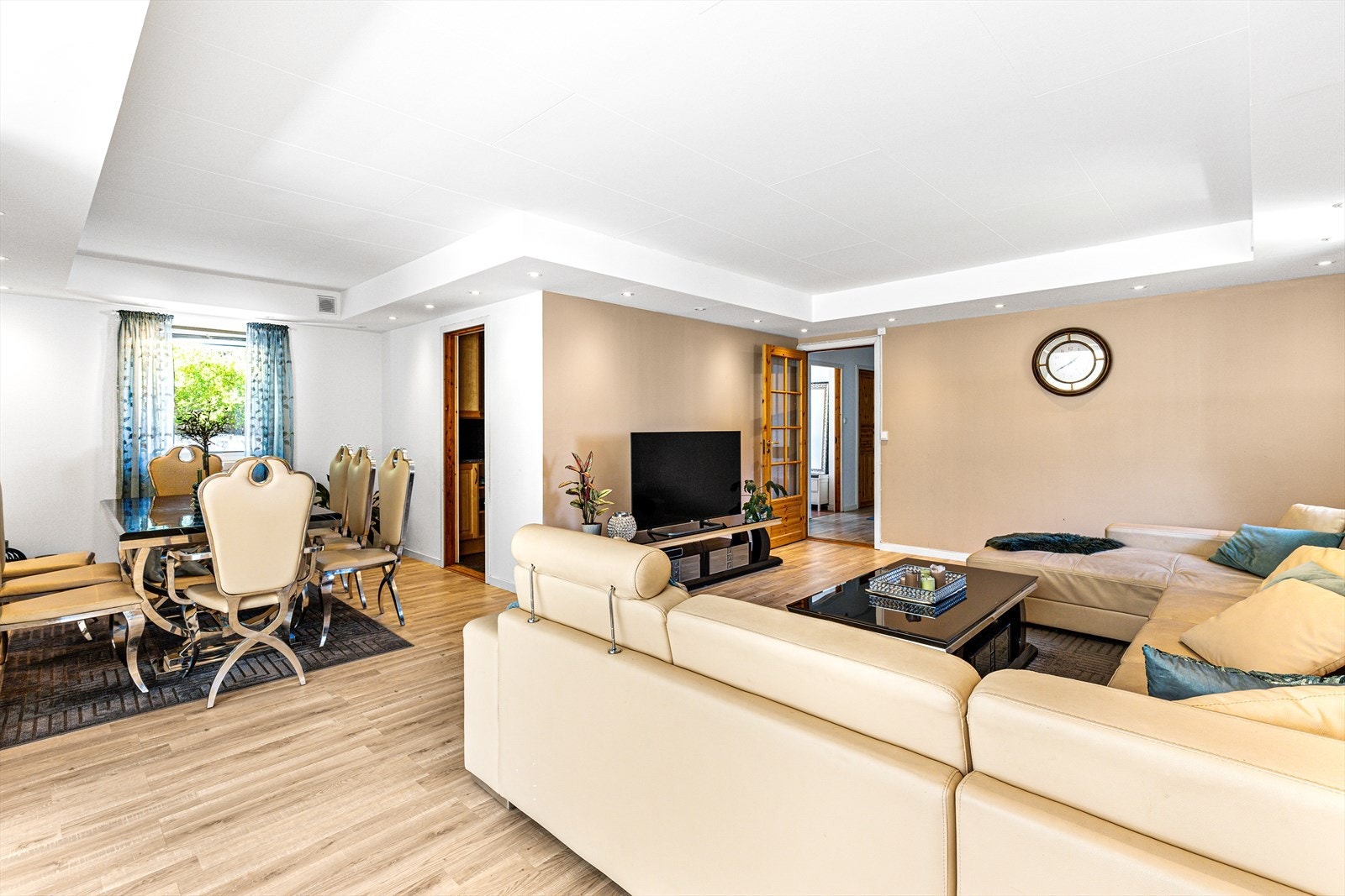 En perfekt kombinasjon av funksjonalitet og estetikk gjør denne stuen til et hyggelig rom hvor man kan samle venner og familie Galleribilde