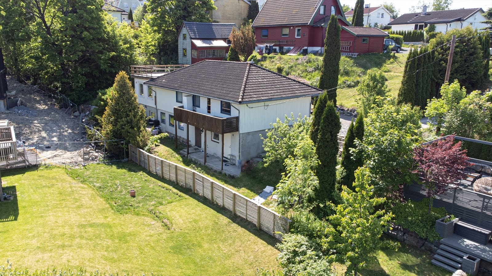 Tomten er naturlig inndelt hvor hoveddelen og underetasjen har sine separate uteområder. Her er det rikelig med plass til utendørs til sittegrupper, hagearbeid eller lekeområder for barna Galleribilde