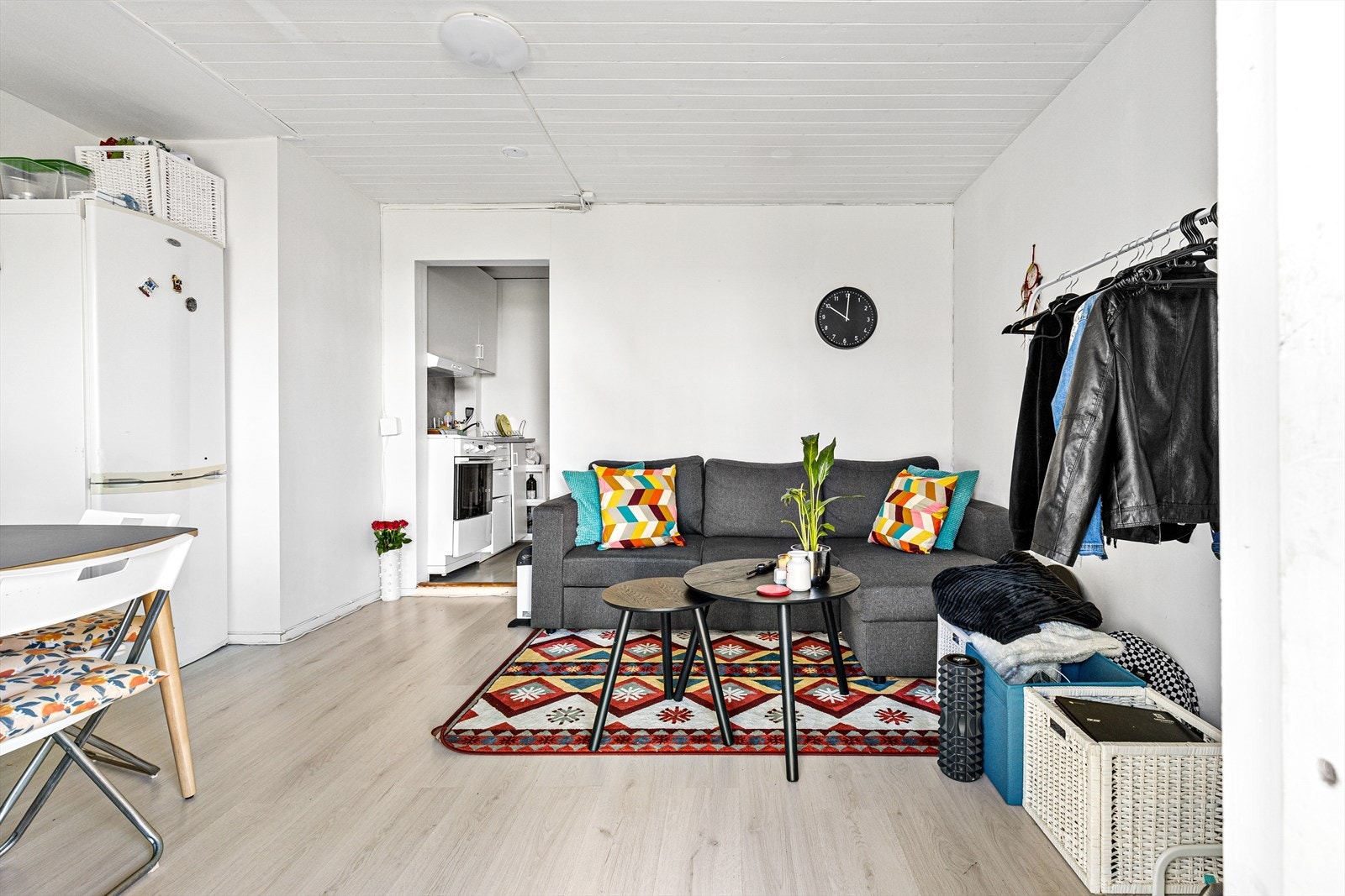 Del 2: Det kombinerte rommet fungerer som gang, stue og spisestue og gir en åpen og fleksibel atmosfære som legger til rette for en sosial og funksjonell livsstil Galleribilde