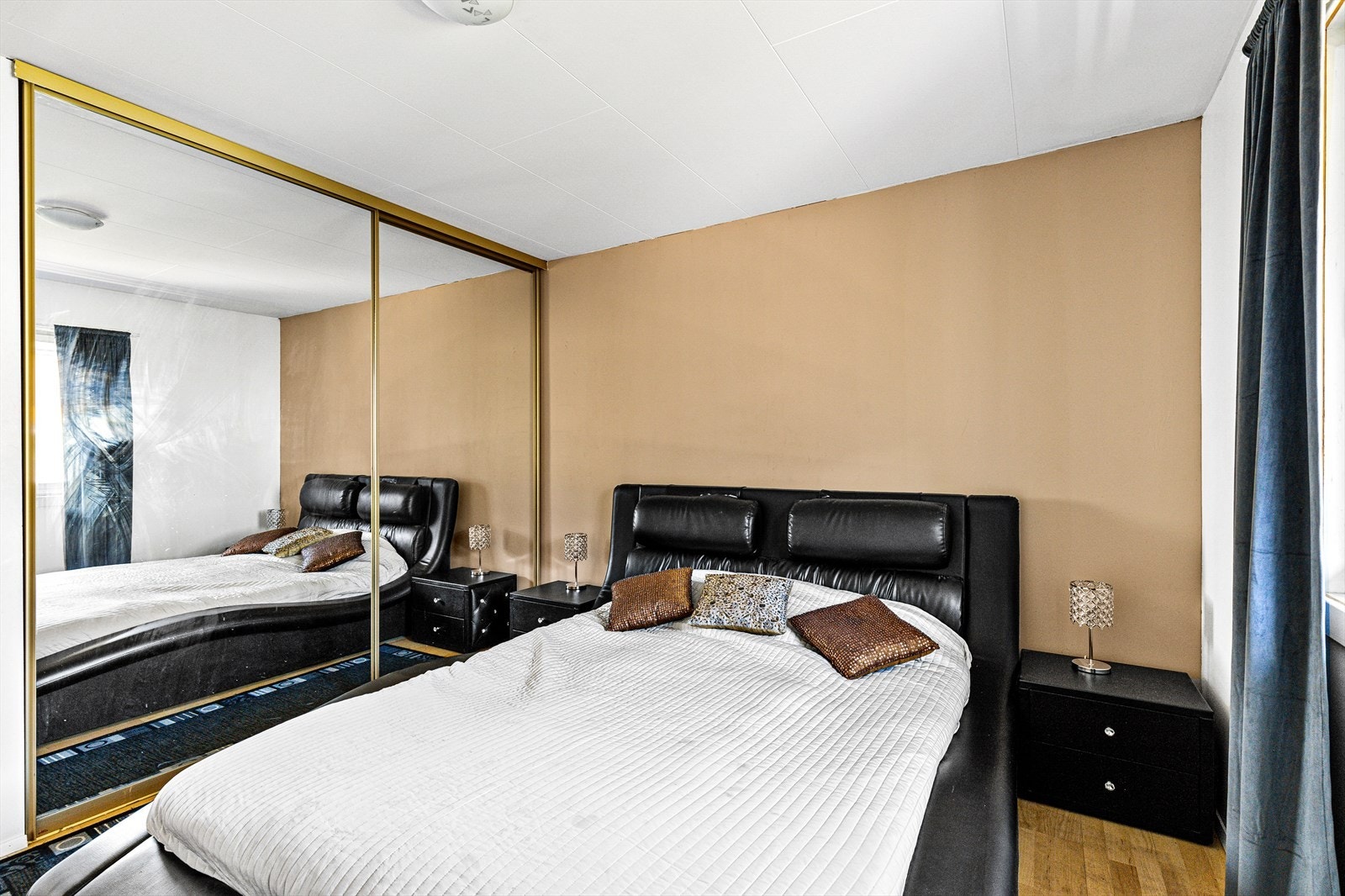 Hovedsoverommet har god plass til dobbeltseng og tilhørende nattbord. Godt med oppbevaringsplass i en praktisk skyvedørsgarderobe Galleribilde