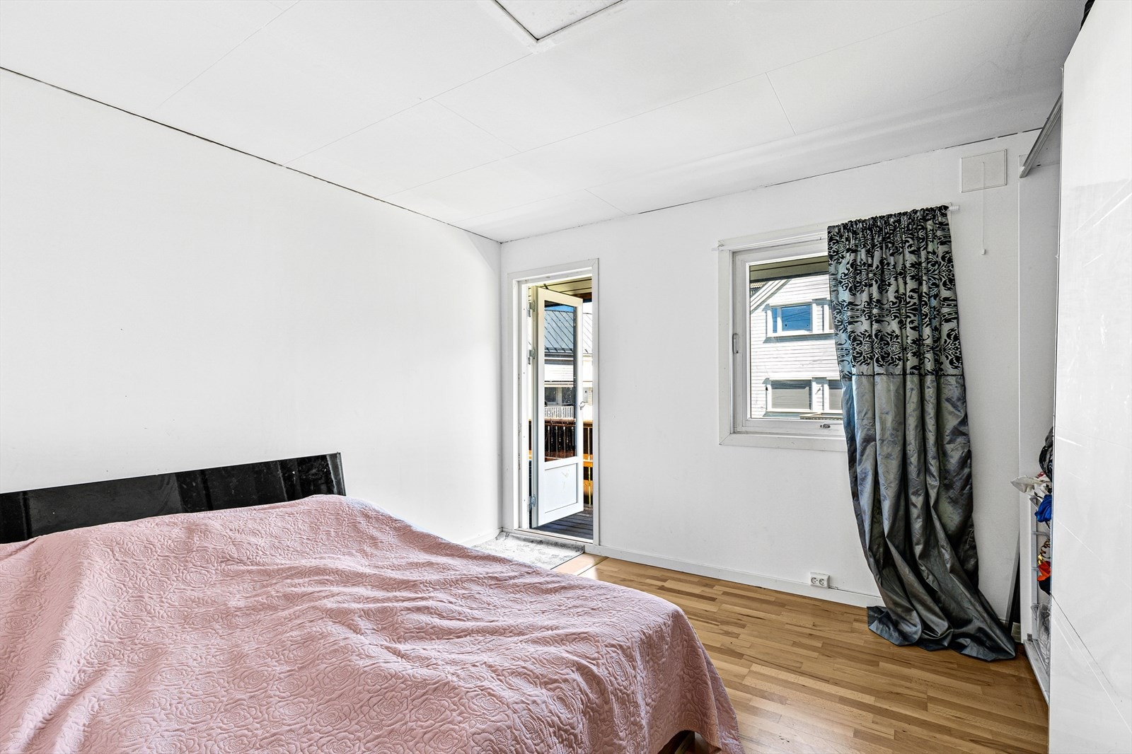 Soverom nr2 er meget romslig og har plass til skyvedørsgarderobe Galleribilde