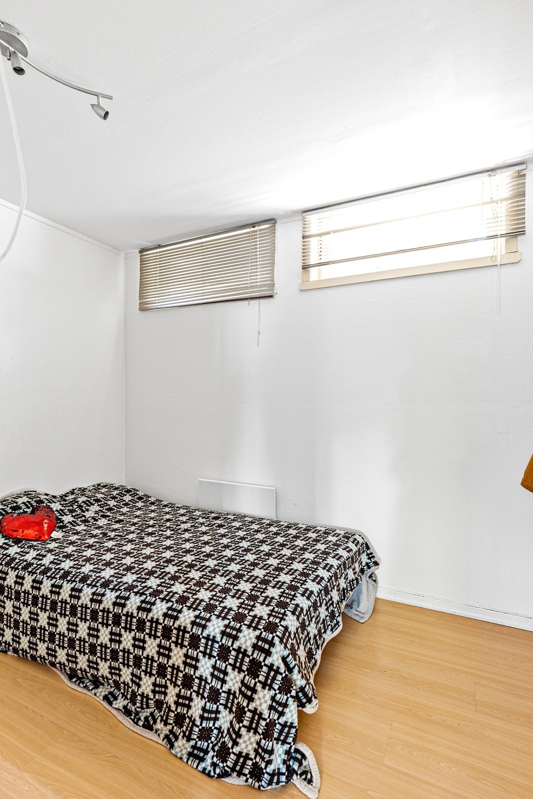 Med tre soverom får man muligheten til å ha et fleksibelt boareal som kan tilpasses ulike behov og livsstiler. Det gjøres oppmerksom på at avbildet rom ikke tilfredsstiller krav til rømming/lysflater Galleribilde