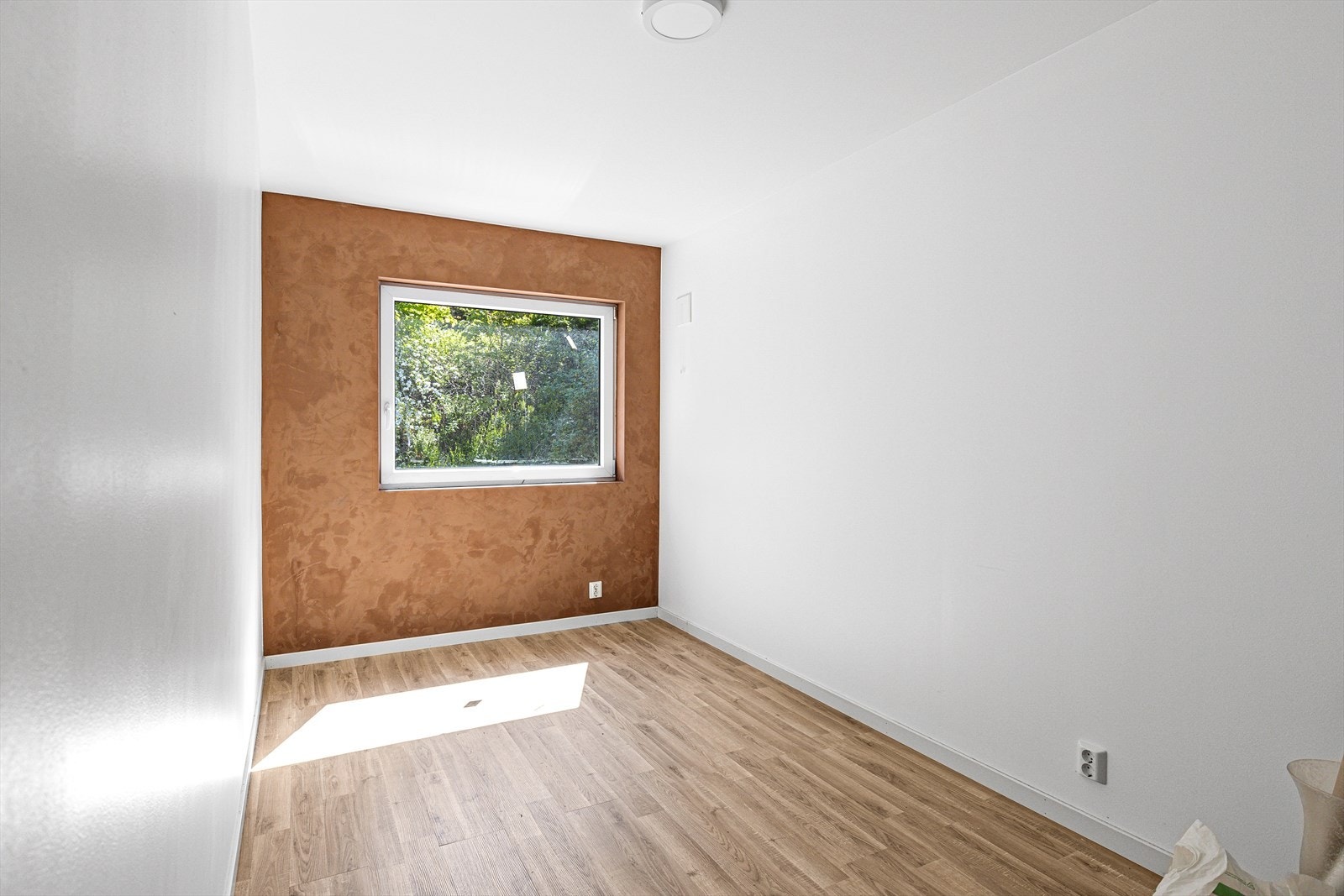 Soverom nr3 ligger i det nye tilbygget og har en moderne kontrastvegg Galleribilde