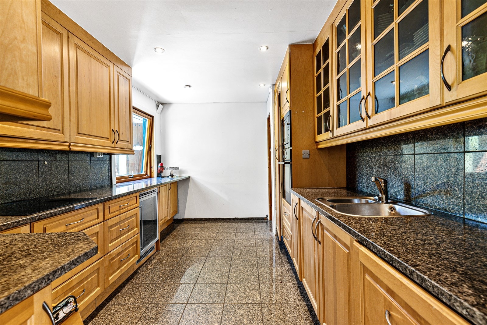 Videre består kjøkkenet av nedfelt stålkum, ett-greps kran og ventilator. Integrert hvitevarer som ovn, kjøl/frys, oppvaskmaskin, induksjonstopp og mikrobølgeovn. Det er også montert vinskap Galleribilde