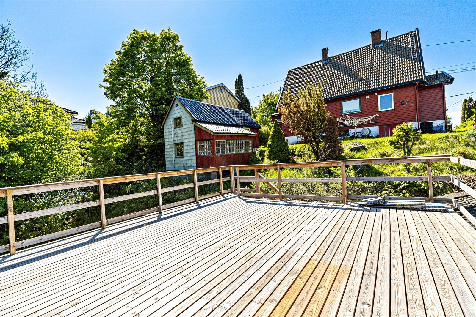 Hoveddelen disponerer en takterrasse på ca. 28 kvm med utsikt over grønne nærområder. Her er det god plass til stilfulle utemøbler som skaper en hyggelig atmosfære Galleribilde