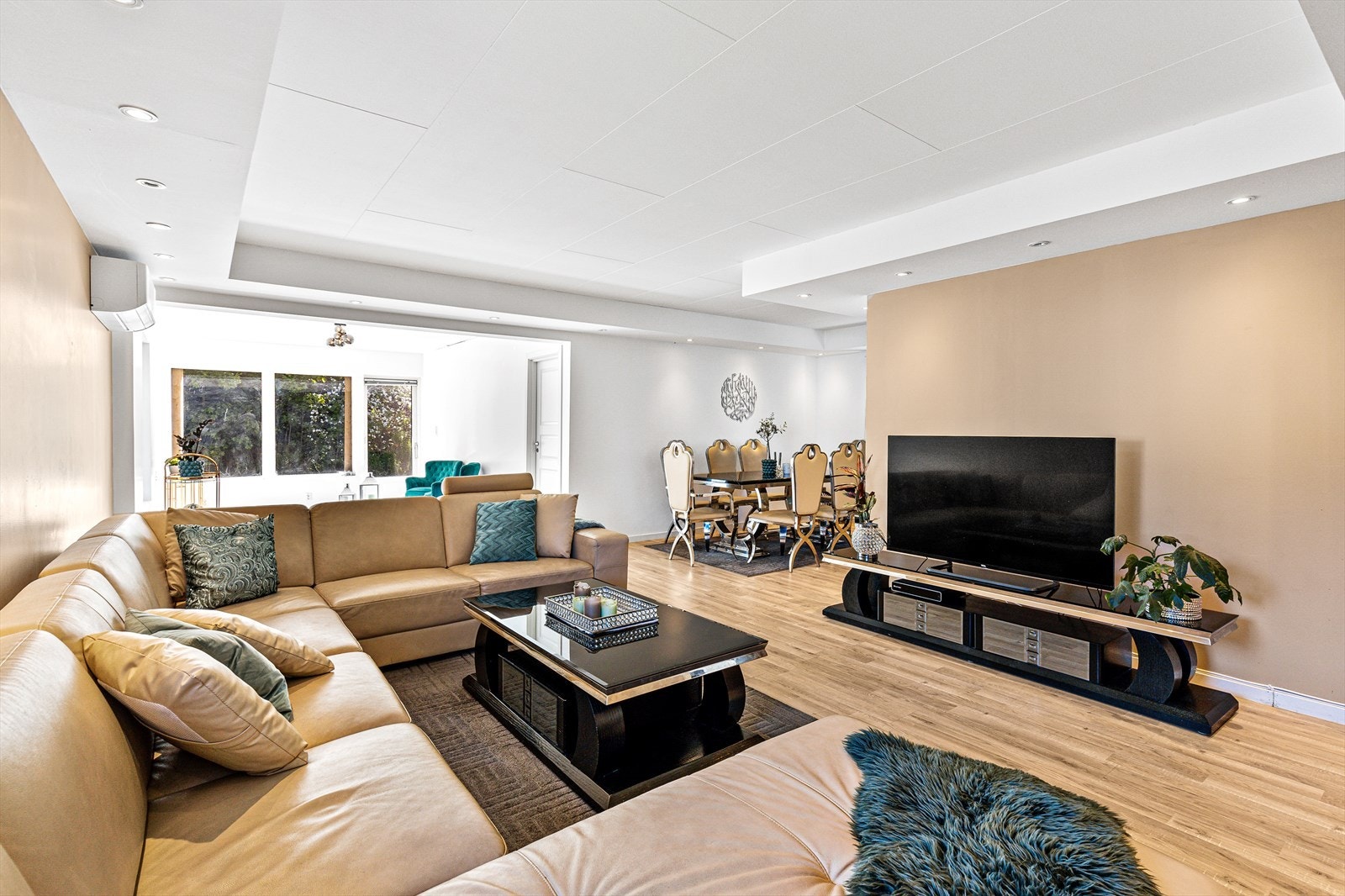 Den åpne planløsningen gir rom for sosialt samvær, og det komfortable sitteområdet innbyr til avslapning og hyggelige stunder Galleribilde