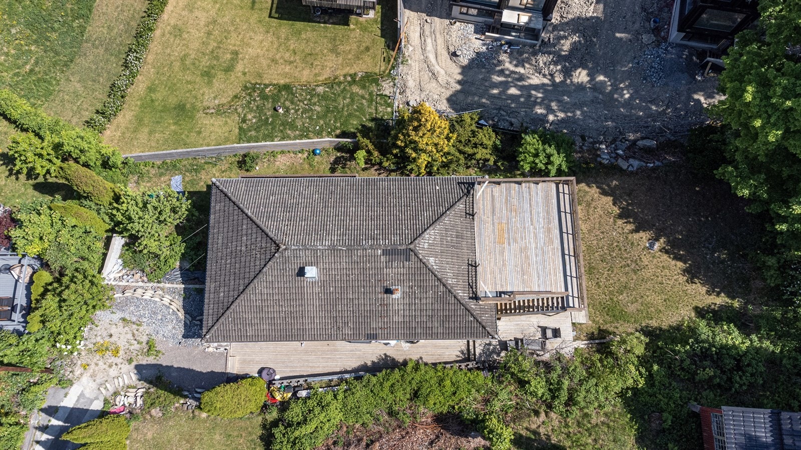 I tillegg til terrassen og takterrassen disponerer hoveddelen en hageflekk med god plass til utemøblement Galleribilde