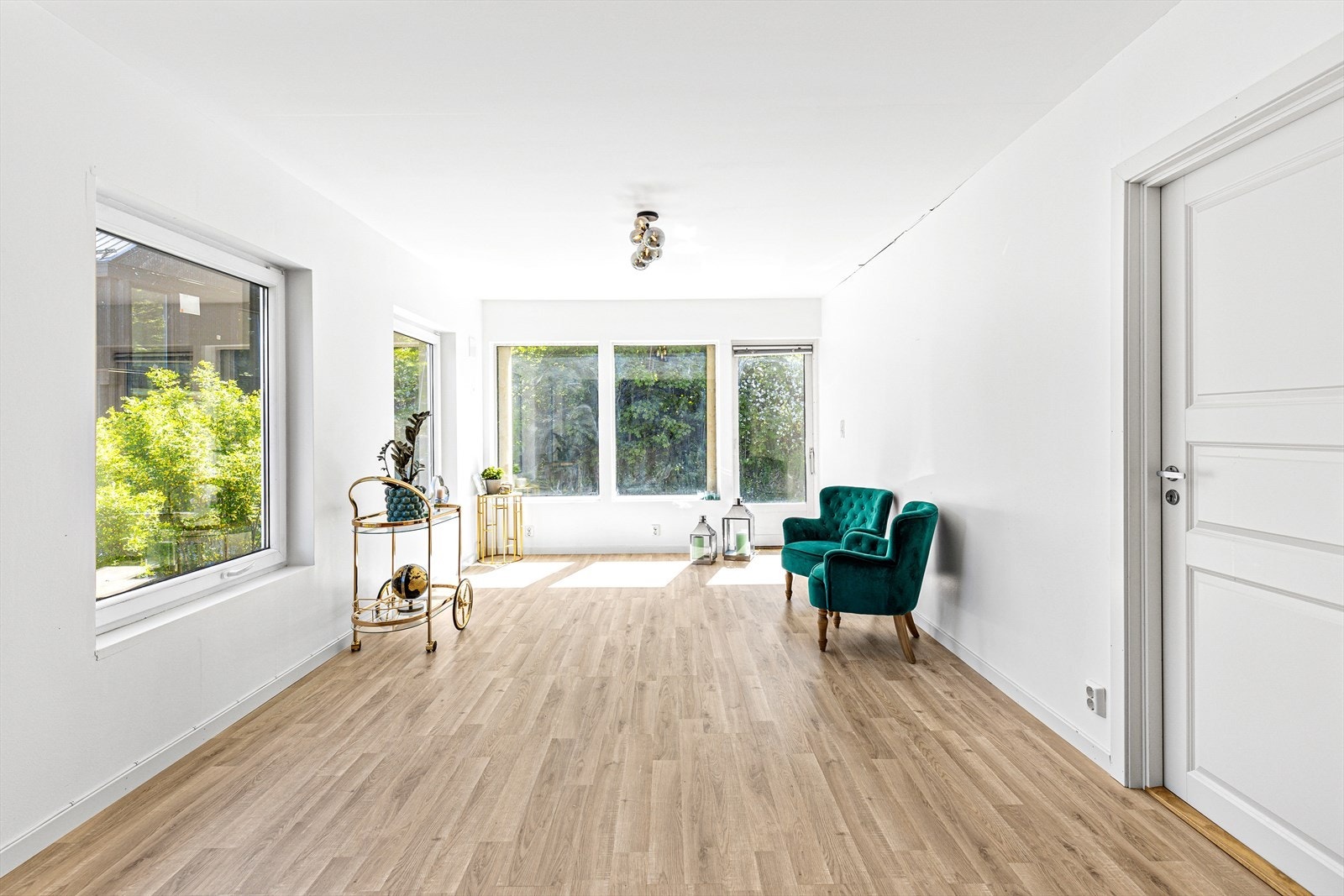 Vinterstuen ble tilbygget i 2021/2022 og har nyere vinduer som gir rikelig med naturlig lys, som fremhever de rene linjene og forsterker den gode romfølelsen Galleribilde