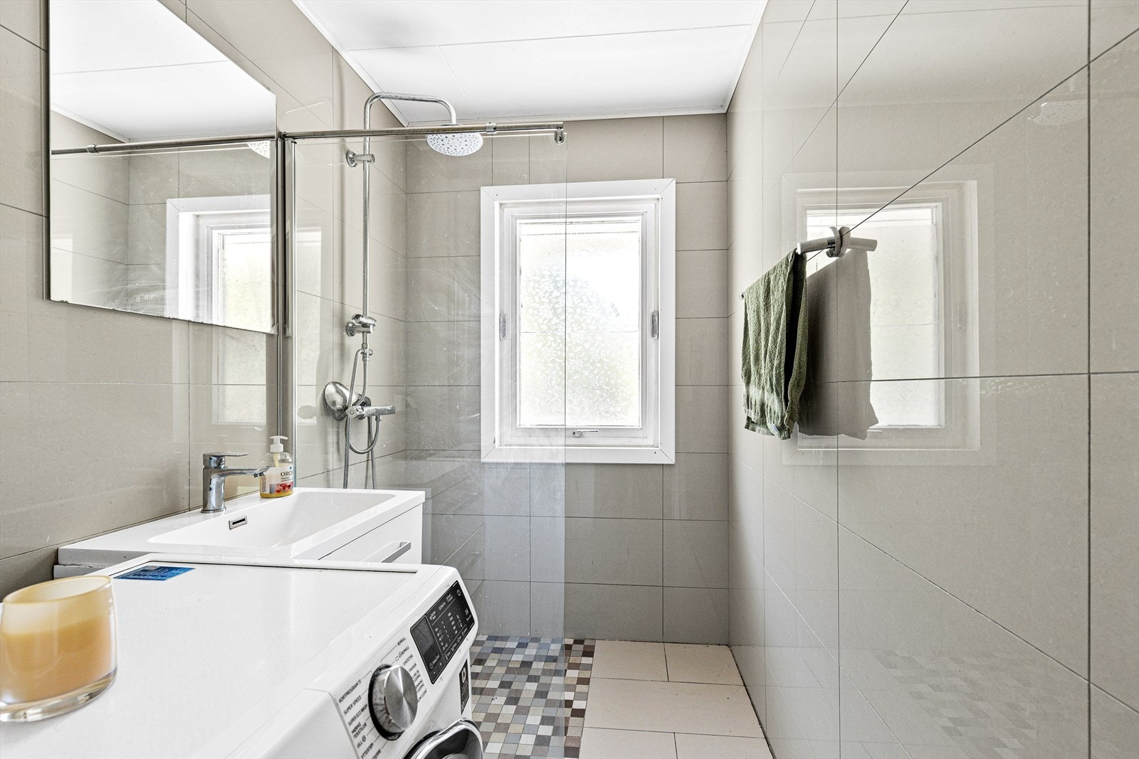 Lekkert flislagt bad fra 2018 med varmekabler i gulv. Videre består badet av dusjhjørne med faste glassvegger, regnfallsdusj og formstøpt servant med ett-greps kran. Arbeidet som er gjort kan ikke dokumenteres, men er i følge selger utført av fagfolk Galleribilde