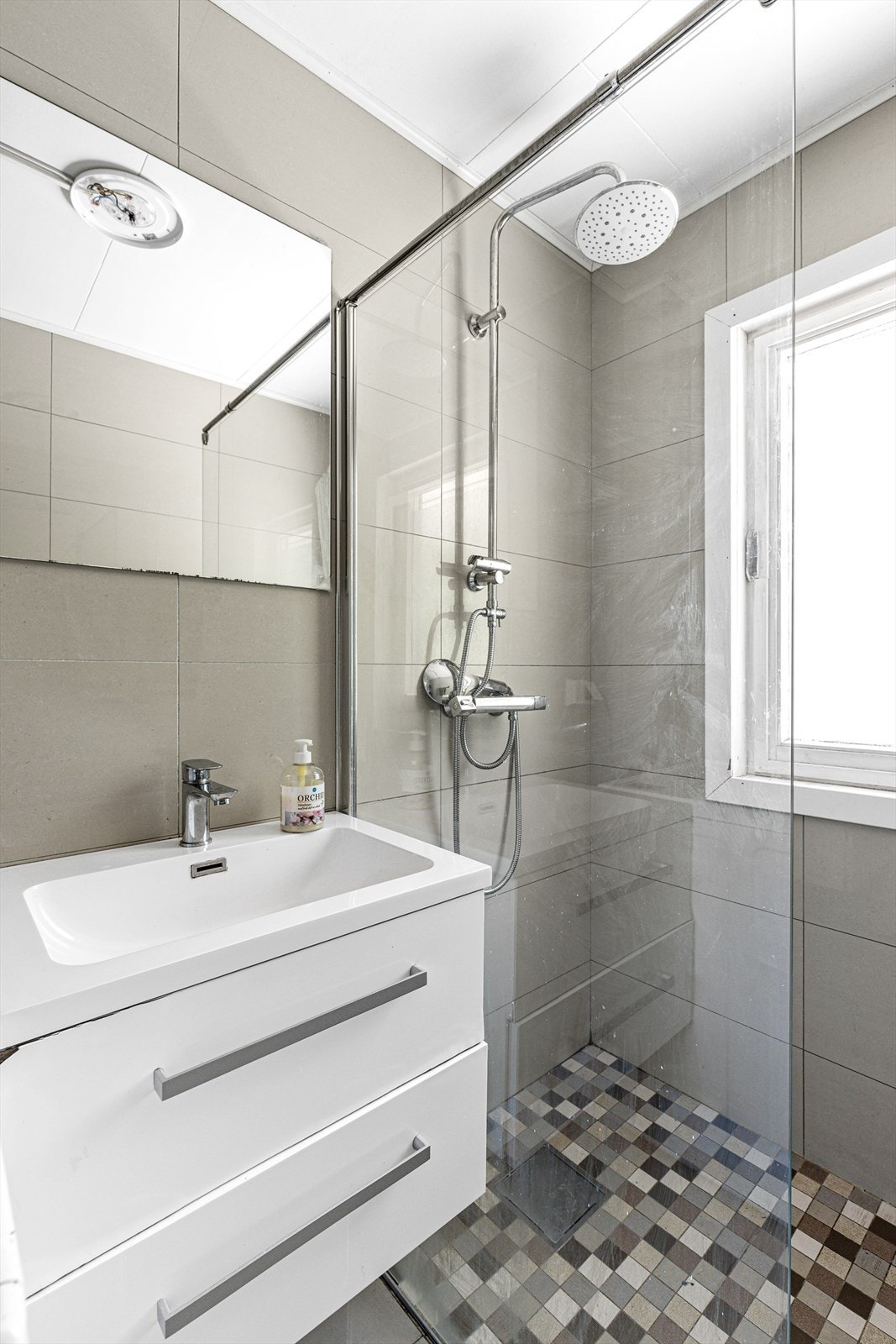 Både opplegg og plass for vaskemaskin på badet Galleribilde