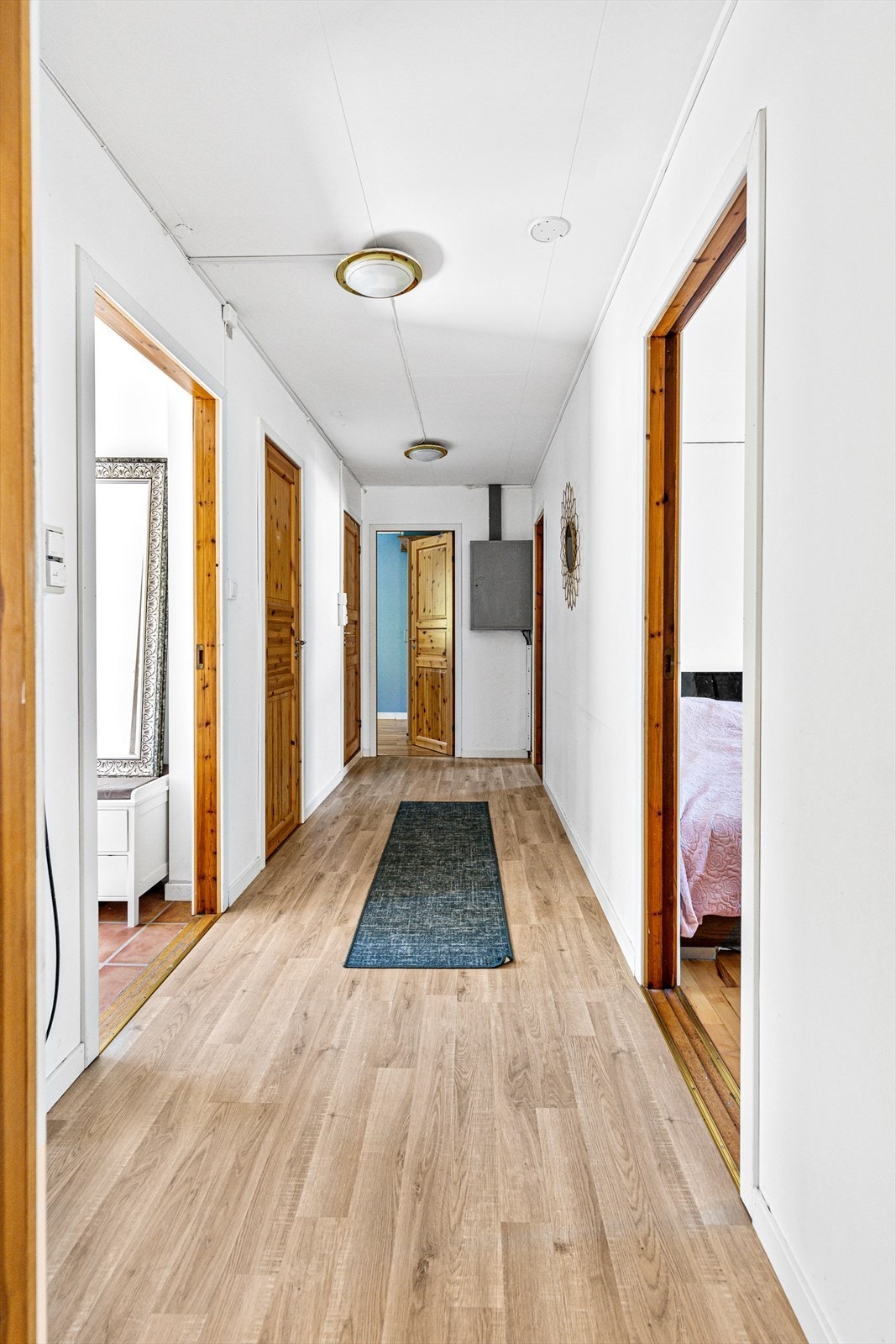 Vindfanget leder videre til en stor gang med tilgang til de fleste av hovedetasjens rom Galleribilde