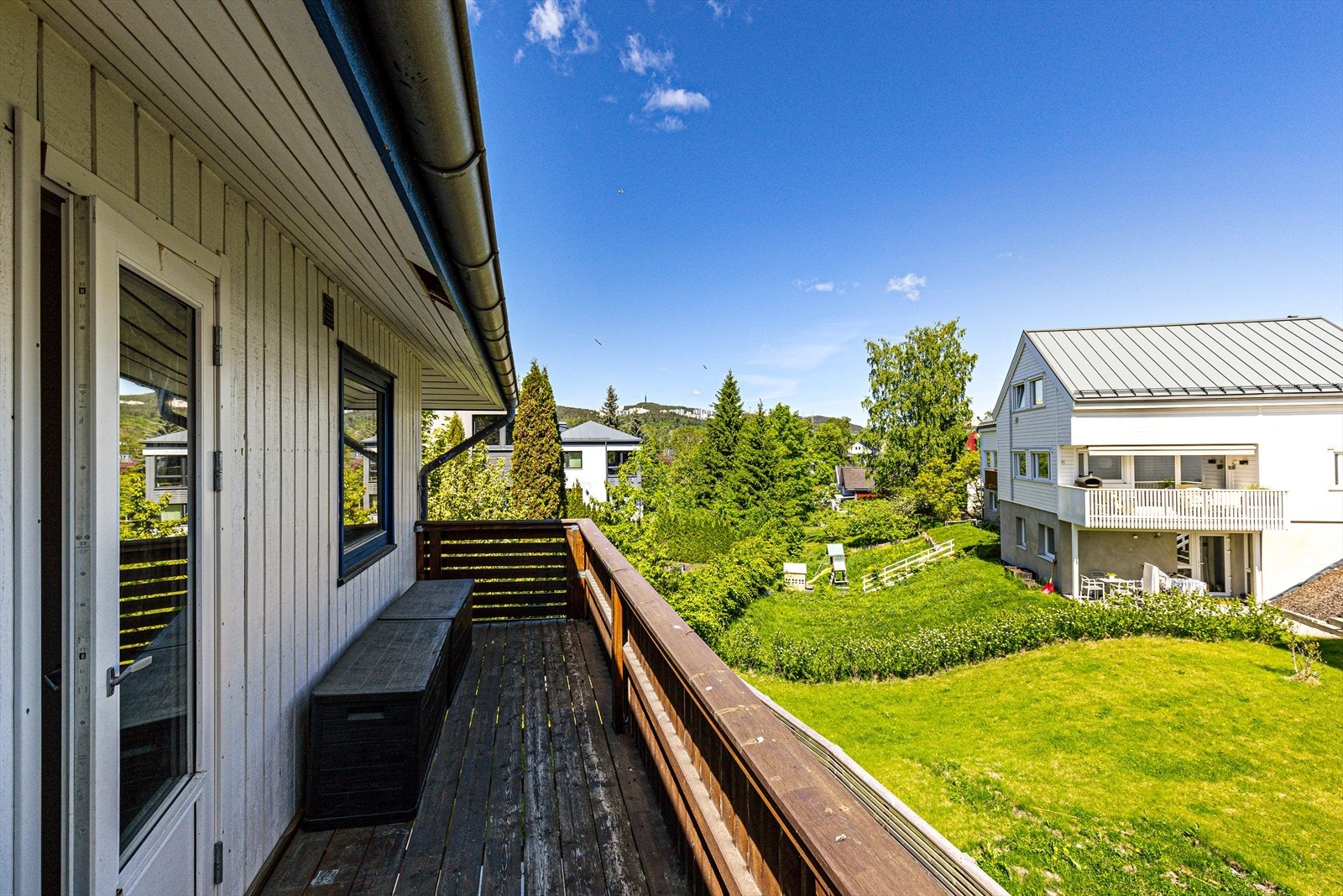 Fra soverommet er det utgang til en koselig balkong med fint utsyn Galleribilde