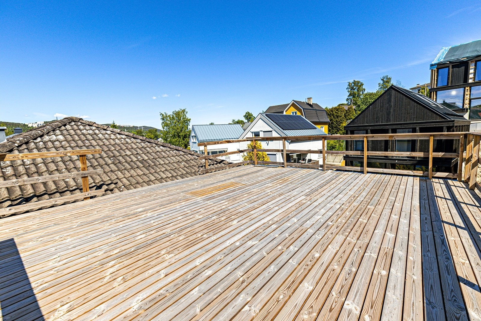 Terrassen er et ideelt sted å nyte frisk luft og solskinn. Dette et perfekt sted for sosiale sammenkomster og hyggelige middager utendørs Galleribilde