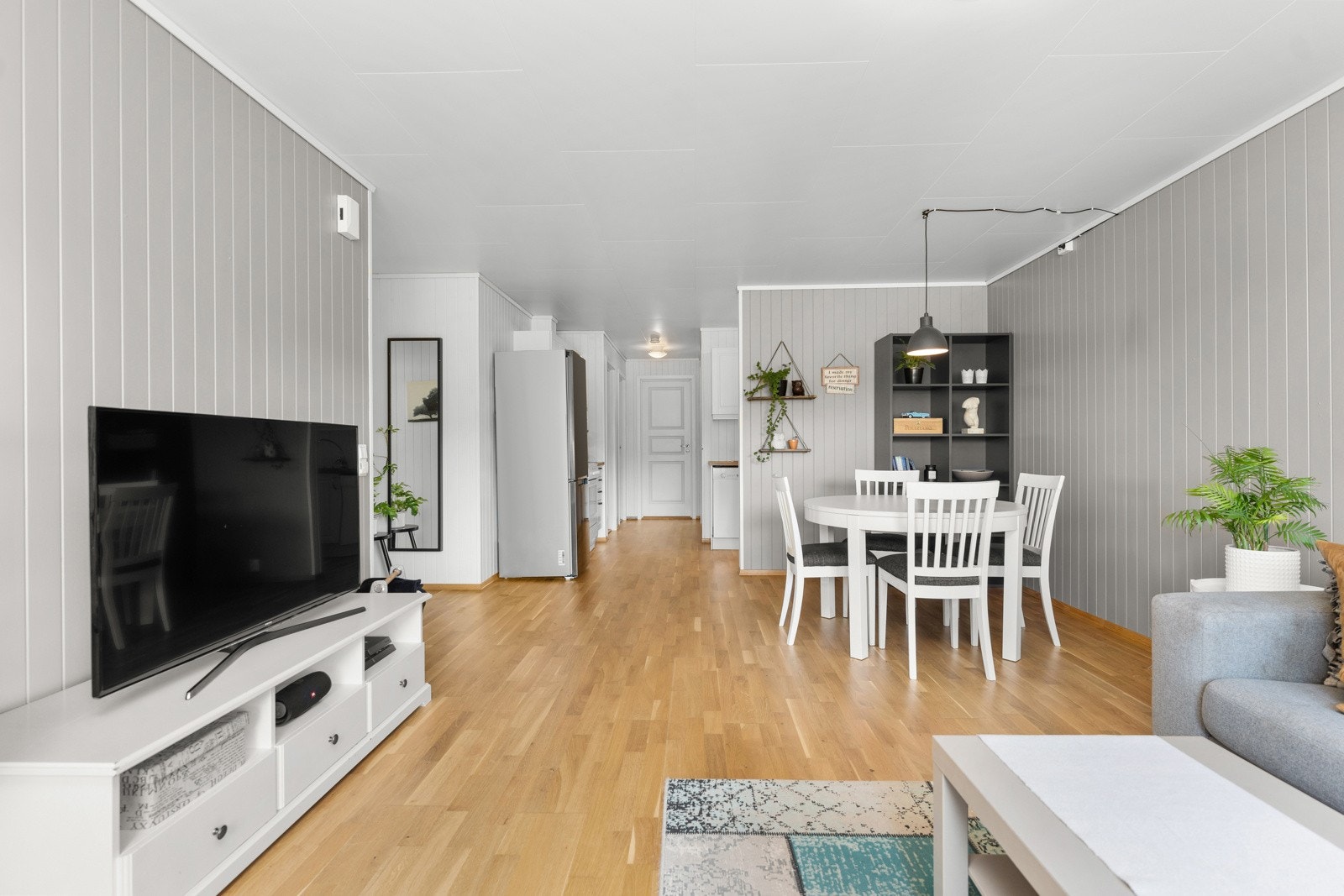 Varmekabler i gulv i alle rom i underetasjen. Galleribilde