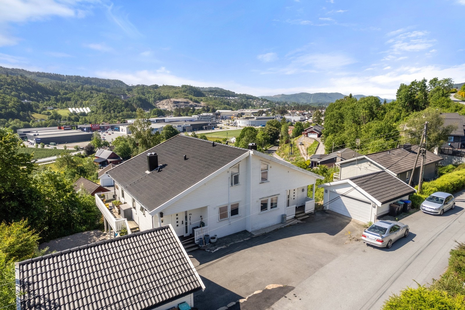 Frittliggende garasje og gode parkeringsmuligheter i eget tun Galleribilde