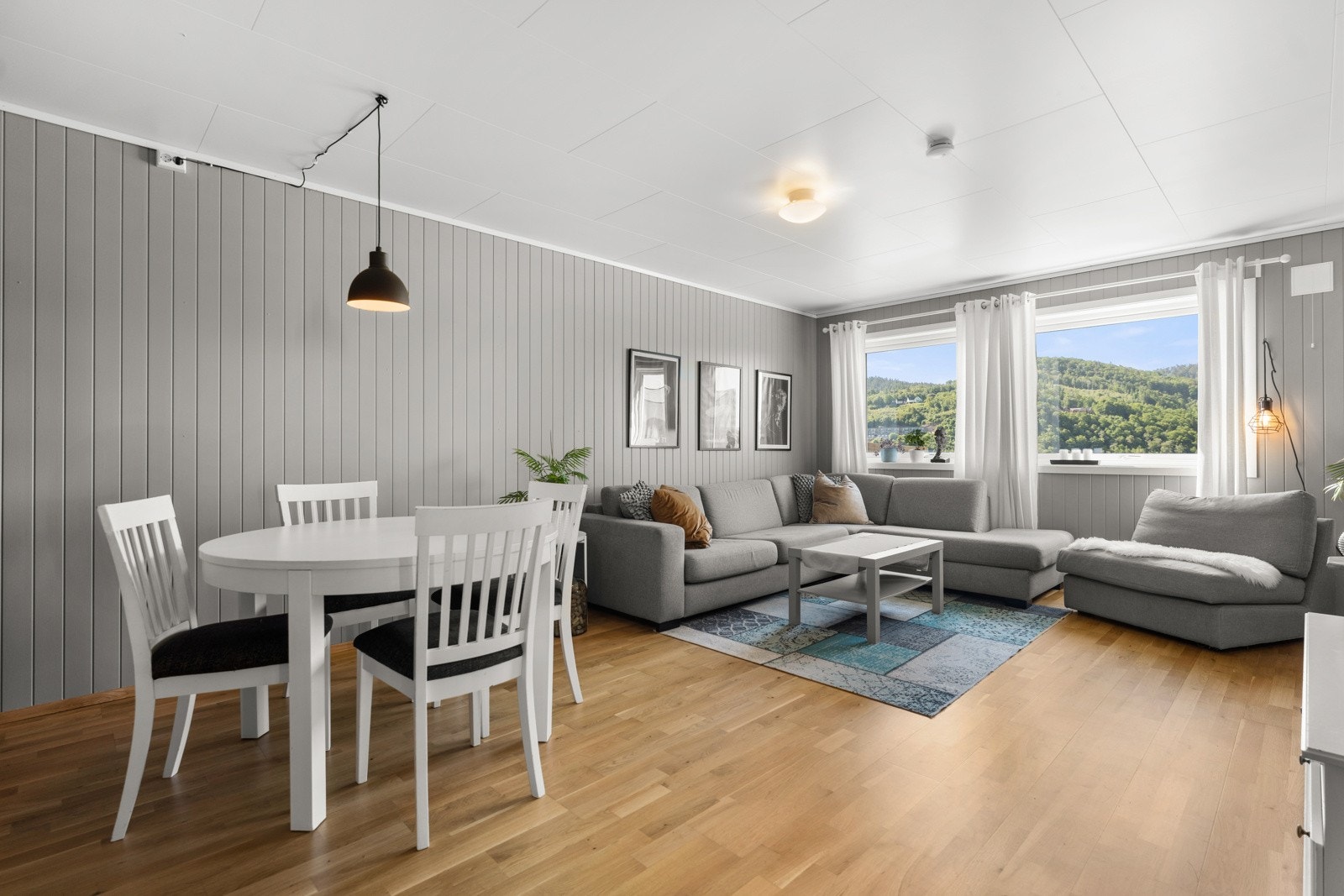 Her er det gang, stue, kjøkken, bad, vaskerom, 2 soverom og bod. Galleribilde