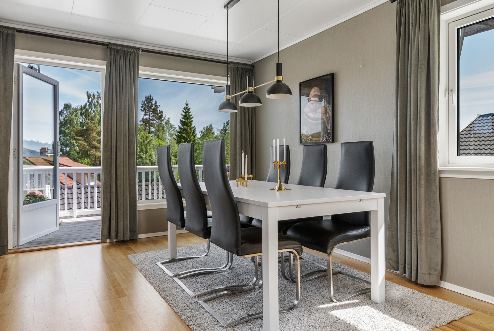 God plass til spisebord, her er det også utgang til veranda. Galleribilde