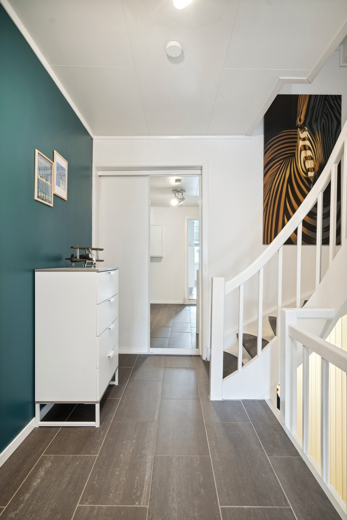 Bak speilet har du bod/garderobe. Praktisk for oppbevaring av yttertøy og diverse. Galleribilde