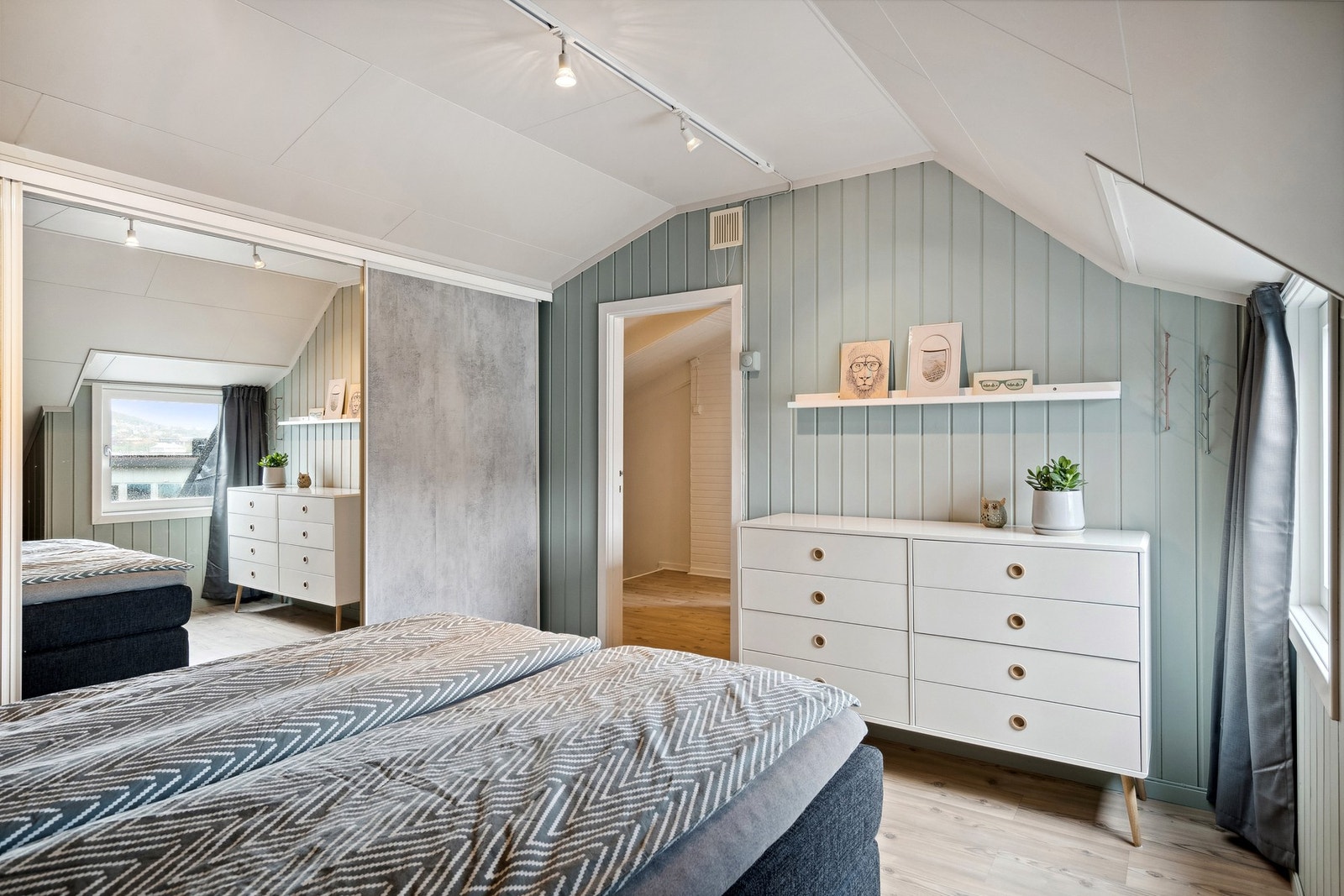 Praktisk garderobeløsning på hovedsoverom. Galleribilde