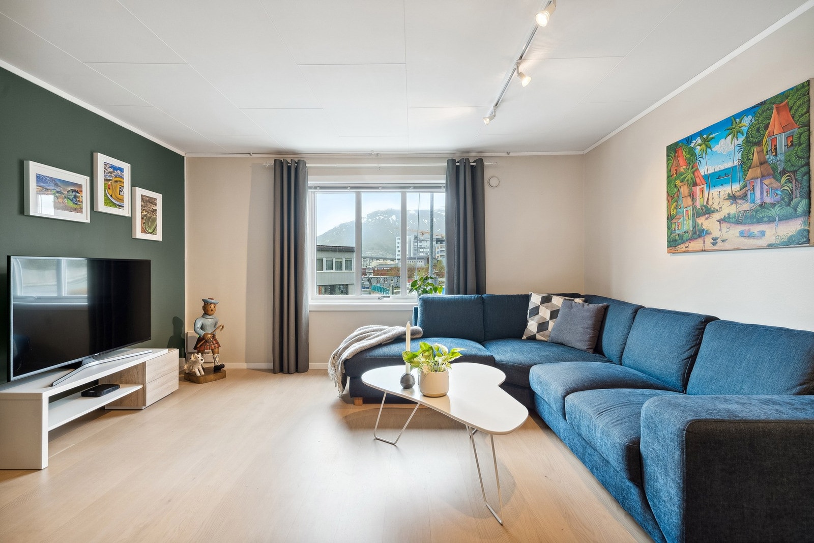 Stuen har en åpen og luftig planløsning med god plass til møblering. Galleribilde