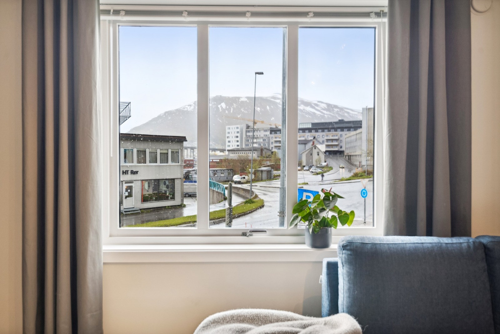 Utsikt mot Fjellheisen. Galleribilde