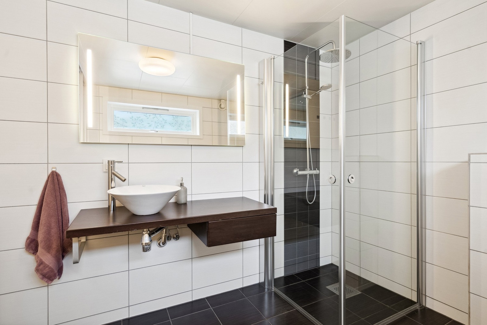 Komplett flislagt og tidløst design. Galleribilde