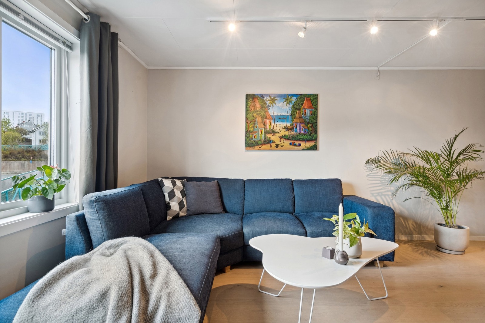 Koselig stue med rikelig lysinnslipp. Galleribilde