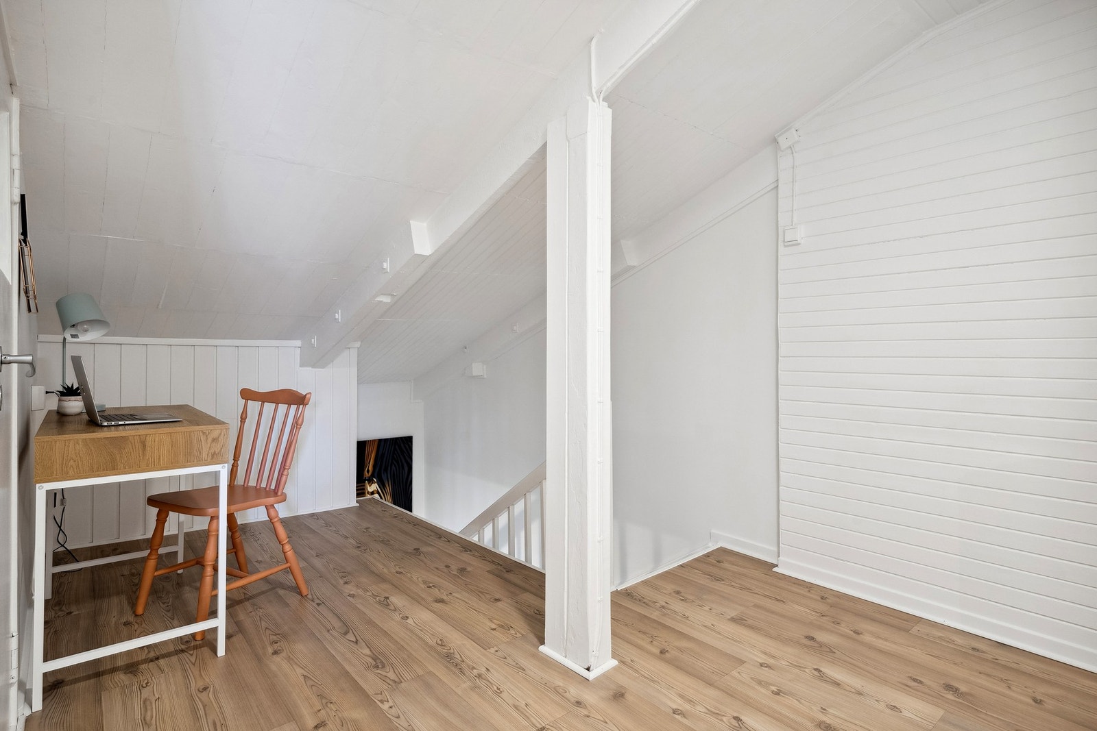 Koselig "hems" med kontorløsning i loftetasjen. Galleribilde