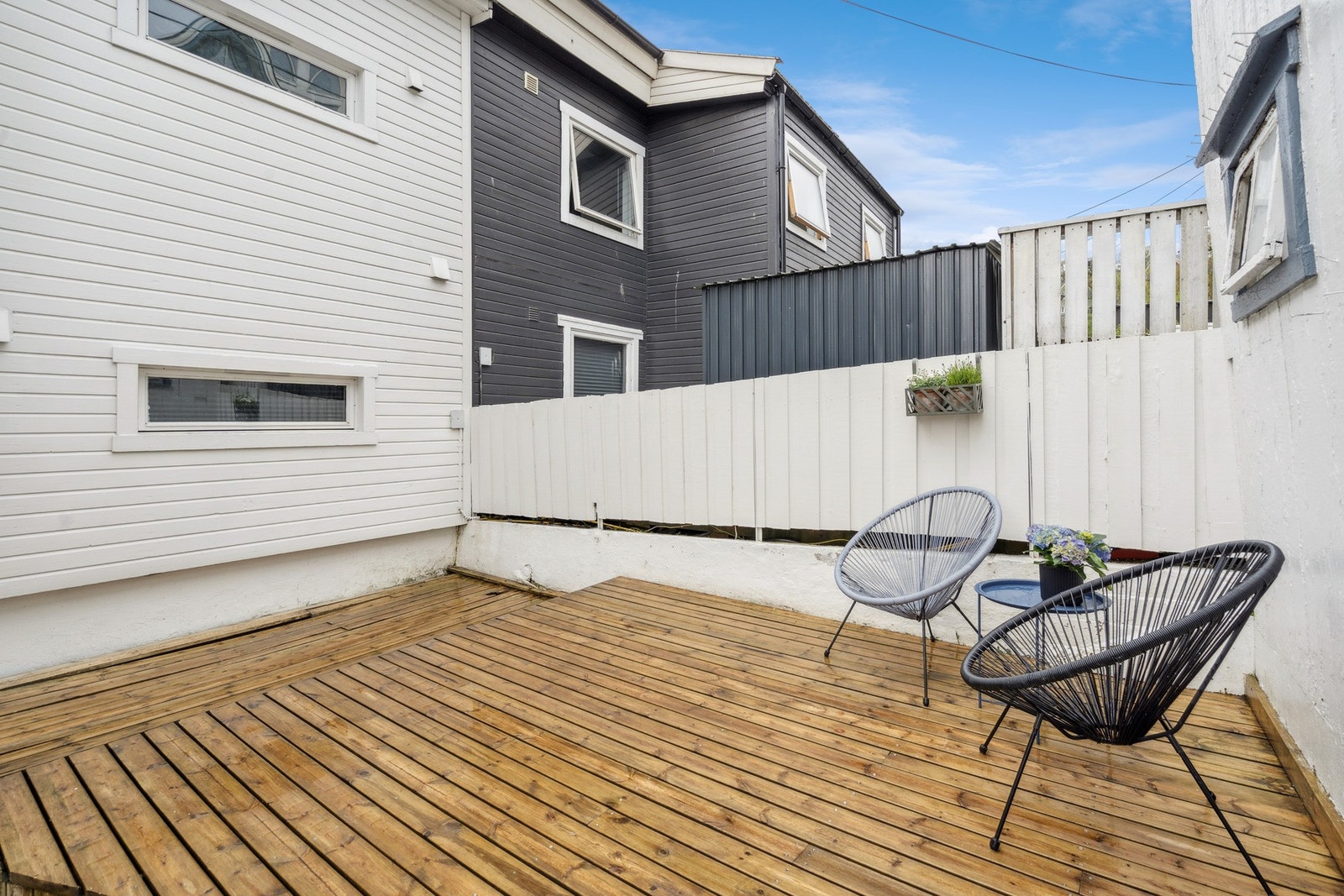 På baksiden er det en liten bakgård med felles terrasse. Galleribilde